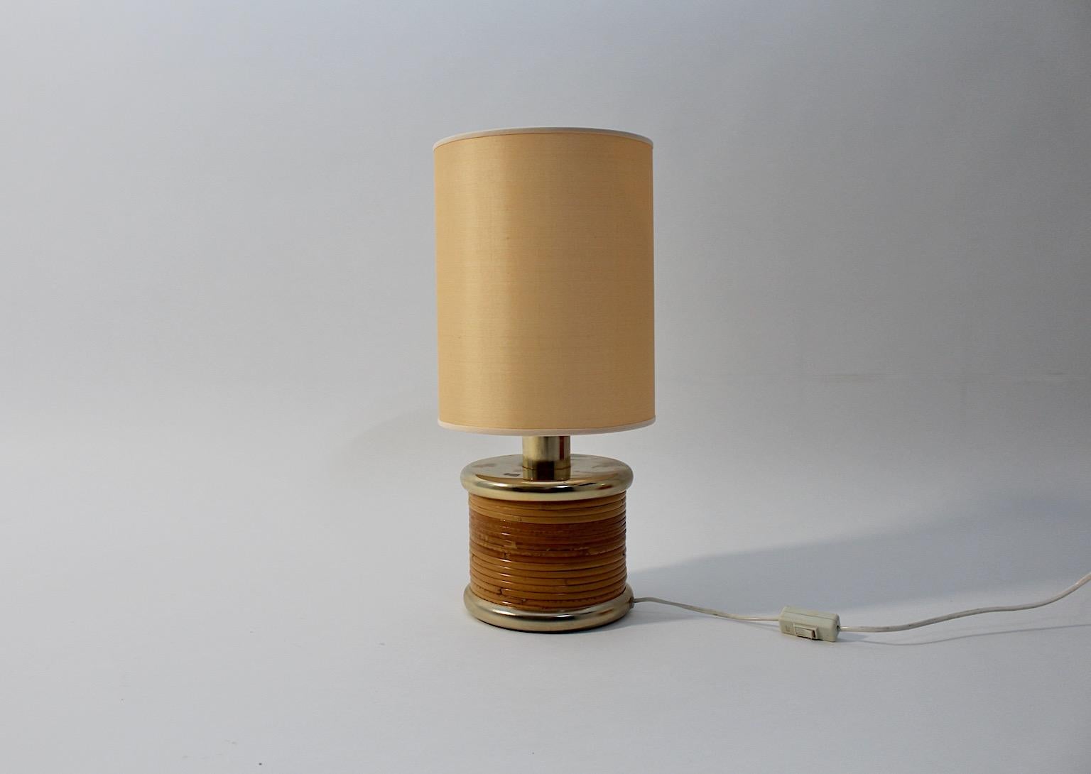 Lámpara de mesa circular vintage Organic Modern de ratán y latón en color dorado de los años 70 de Italia.
Una maravillosa lámpara de sobremesa orgánica, moderna y circular, de 1970 Italia.
La lámpara de sobremesa se caracteriza por su impresionante
