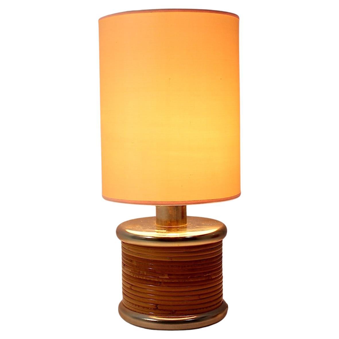 Lampada da tavolo circolare in ottone e rattan anni '70, moderna, organica e d'epoca