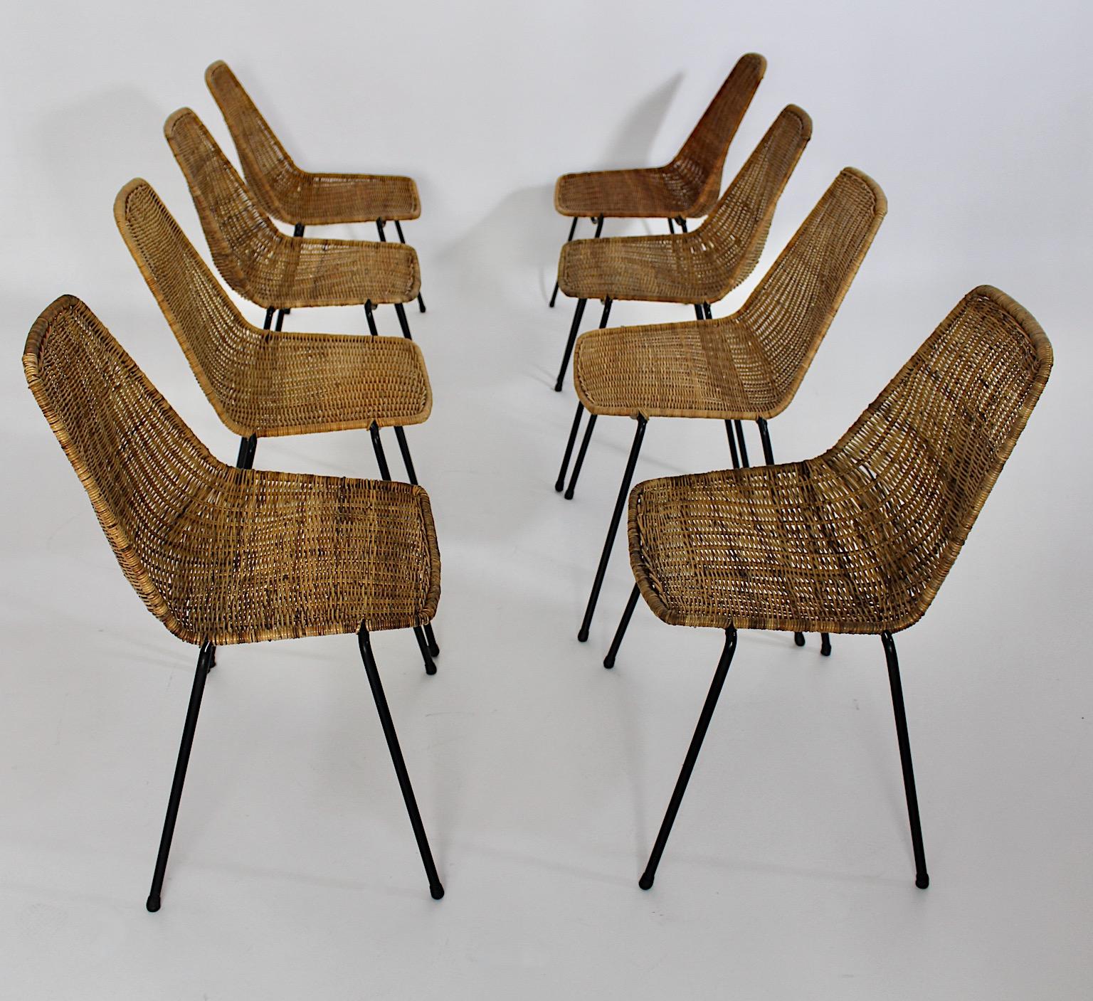 Huit chaises ou fauteuils de salle à manger en rotin et métal vintage et authentique de Gian Franco Legler années 1950.
Un fabuleux, rare et authentique huit ( 8 ) chaises de salle à manger ou fauteuils avec une coque d'assise très confortable en
