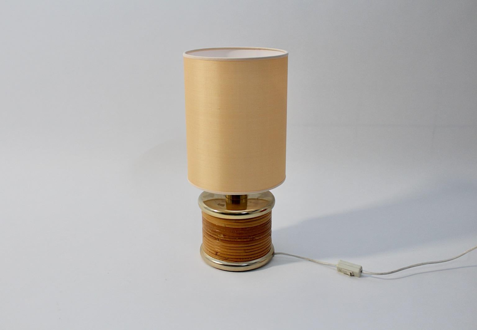 Organic Modern vintage circular table lamp from rattan and brass in golden color 1970s Italy.
A wonderful organic modern circular - like table lamp circa 1970 Italy.
Stunning rattan network features the table lamp, while a replaced lamp shade in