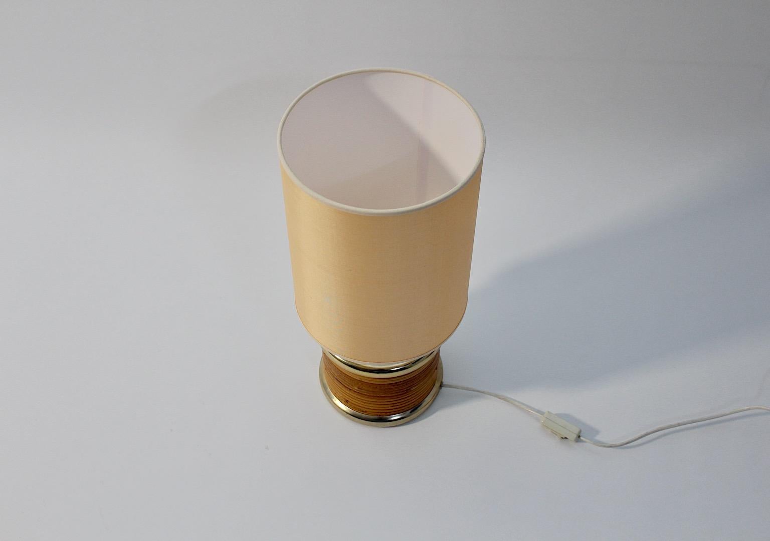 Organique Lampe de bureau circulaire en laiton organique et moderne, dorée, Italie, années 1970 en vente