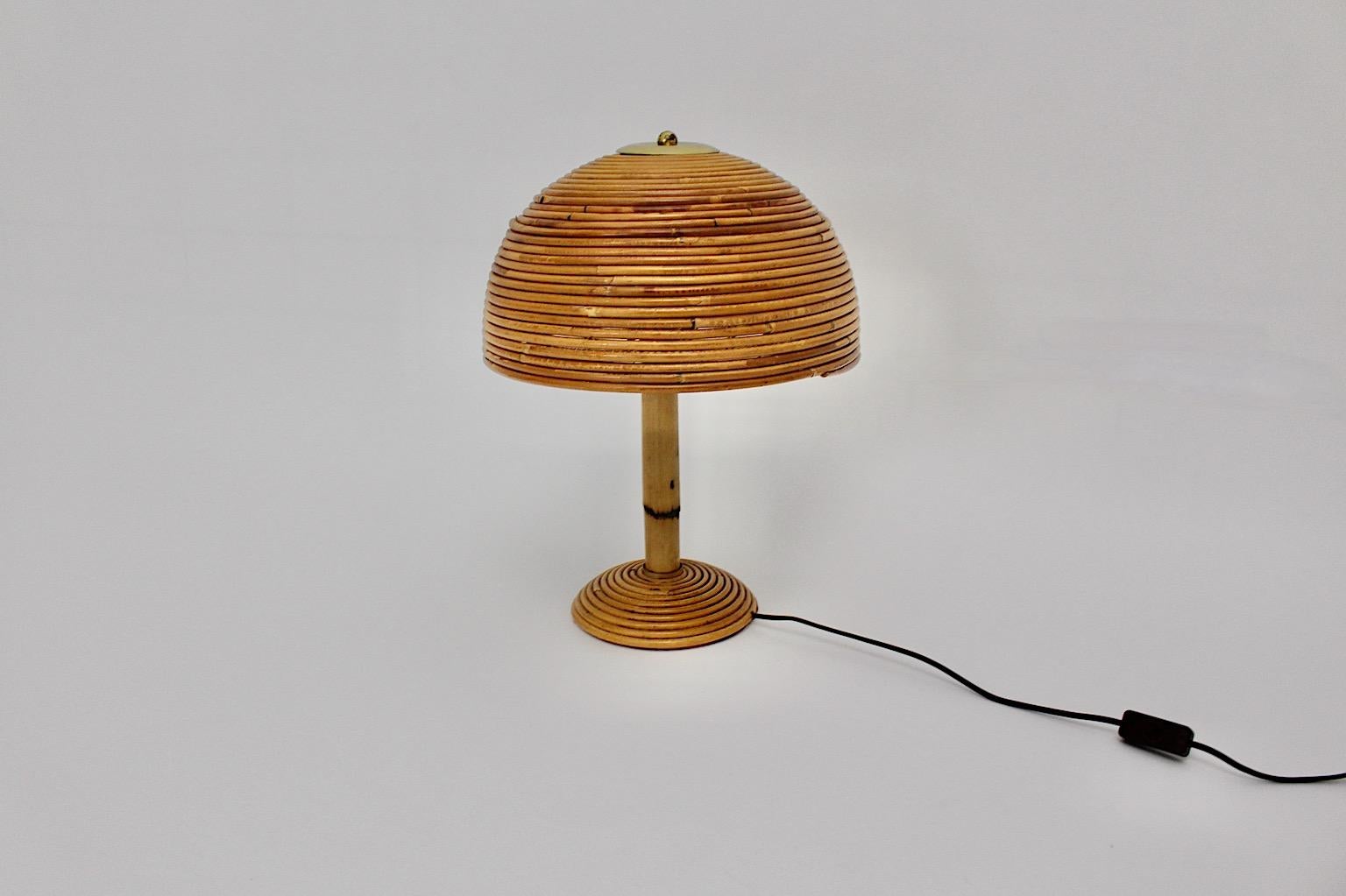 Moderne organische Vintage-Tischlampe aus Rattan, Bambus und Messing Pilz, 1970er Jahre, Italien (Organische Moderne) im Angebot