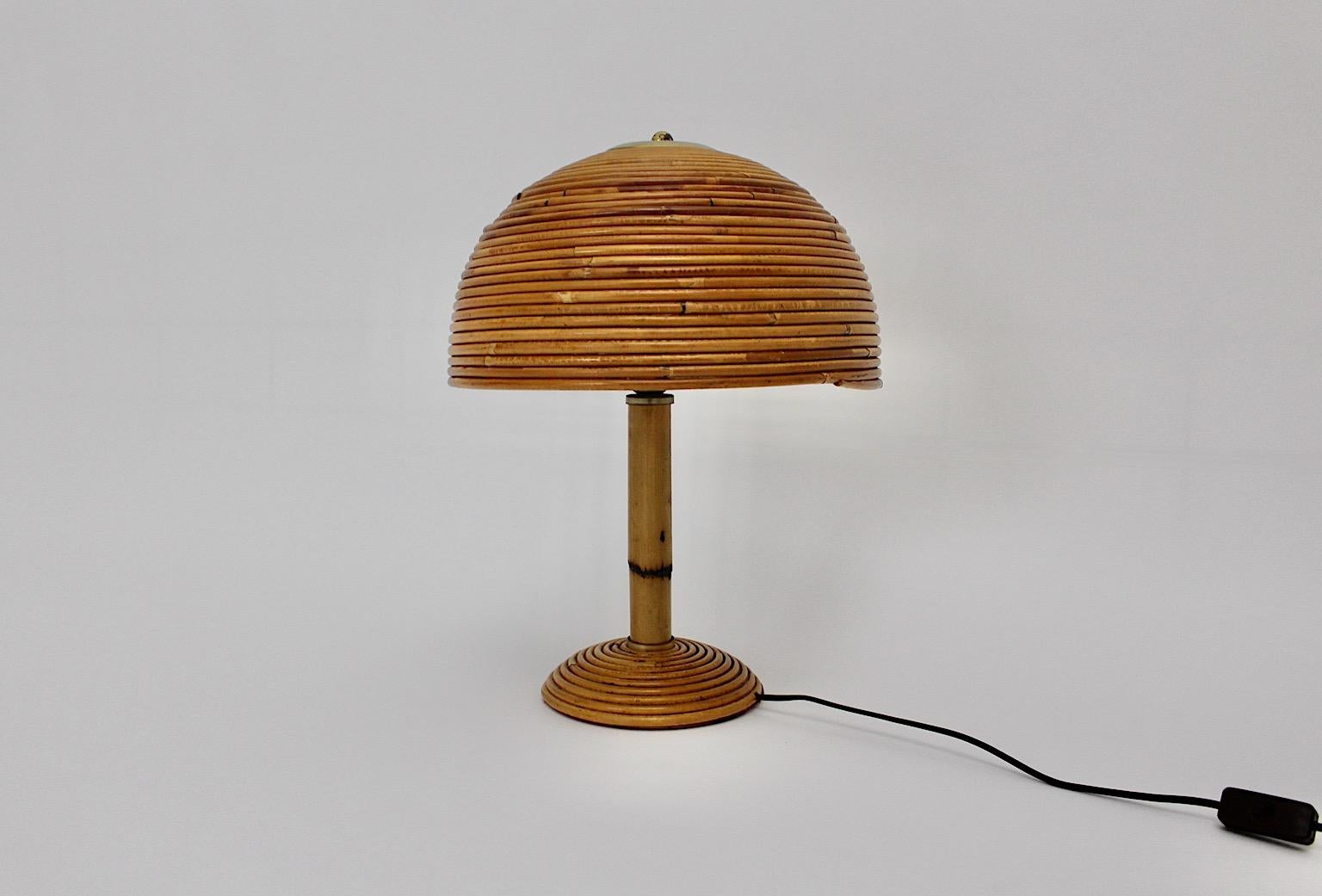 Moderne organische Vintage-Tischlampe aus Rattan, Bambus und Messing Pilz, 1970er Jahre, Italien (Italienisch) im Angebot