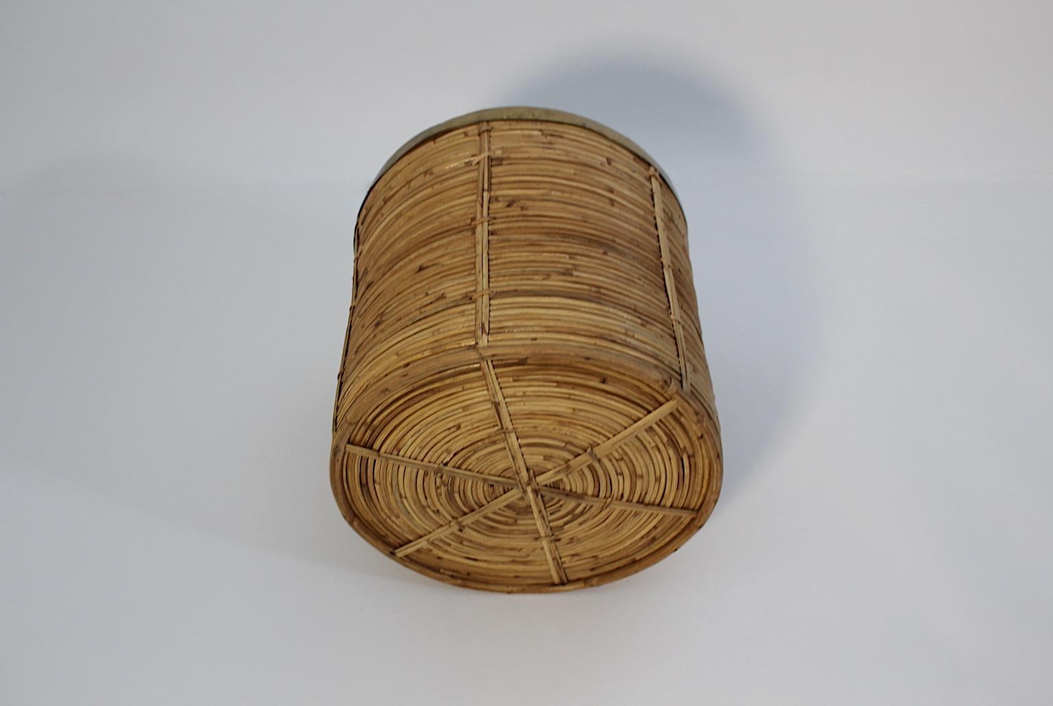 Cesto o vaso vintage in rattan e ottone di tipo circolare, Italia anni '70.
Un bellissimo cesto in rattan con finiture in ottone di forma circolare.
Questo cesto organico e moderno è perfetto per essere abbinato a un design contemporaneo, ma anche a