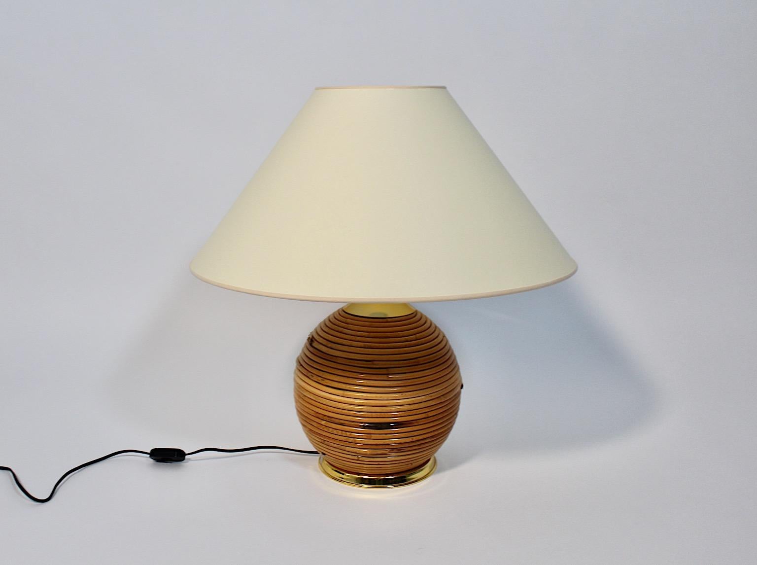 Organico moderno Lampada da tavolo moderna organica vintage in rattan, metallo dorato, anni '70, Italia in vendita