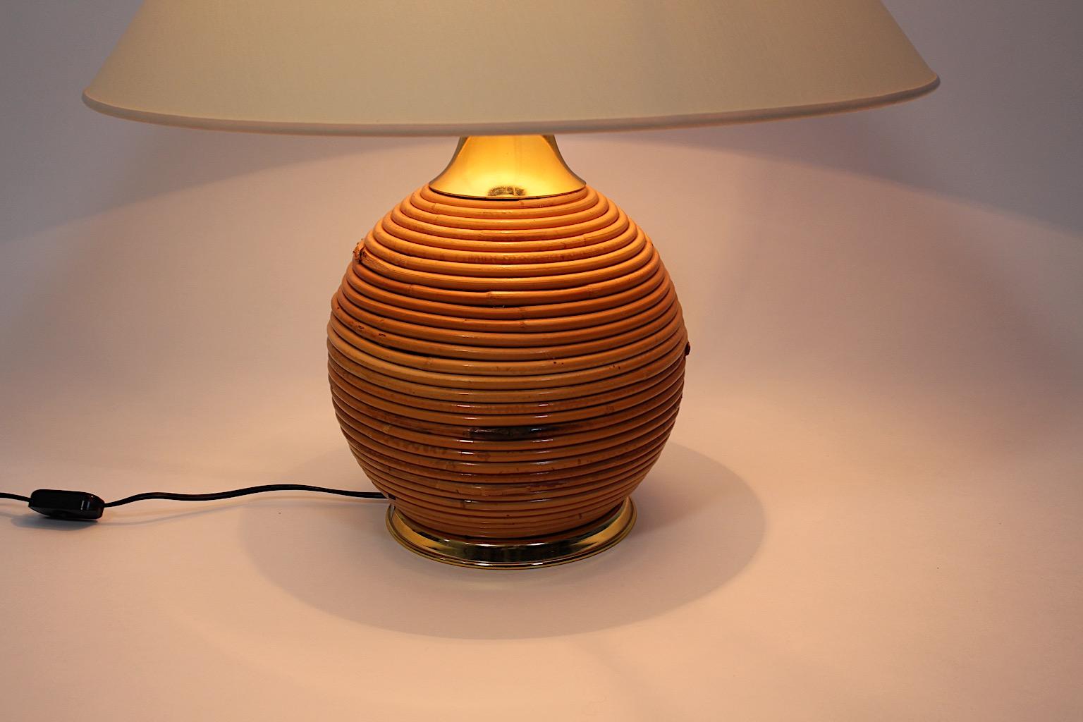 XX secolo Lampada da tavolo moderna organica vintage in rattan, metallo dorato, anni '70, Italia in vendita