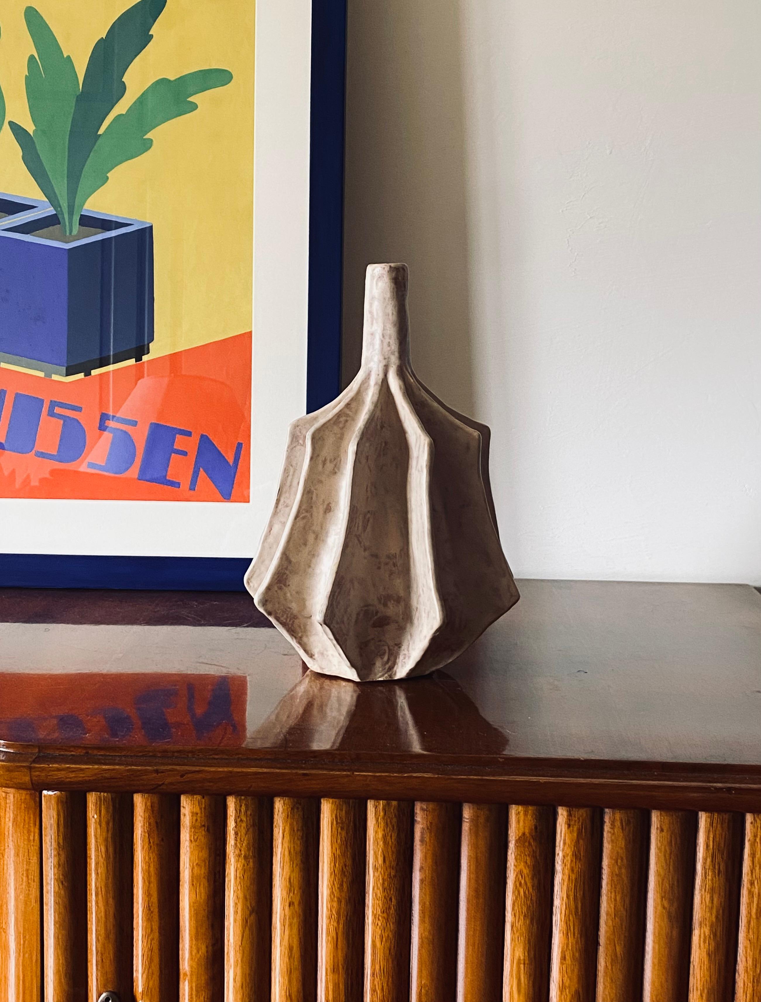 Organico moderno Organic modern white earthenware vase, France 1970s in vendita