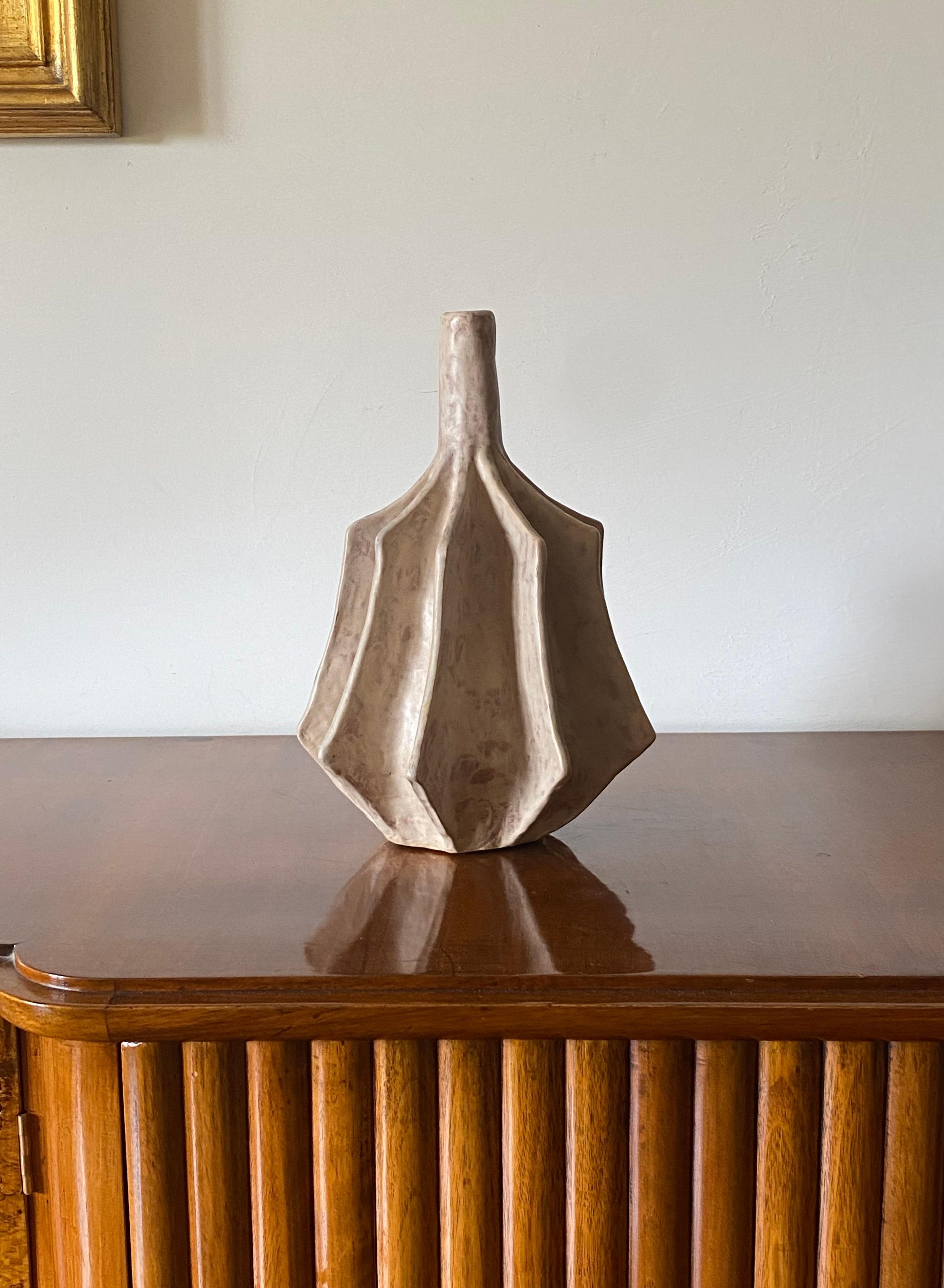 Organic modern white earthenware vase, France 1970s In condizioni ottime in vendita a Firenze, IT