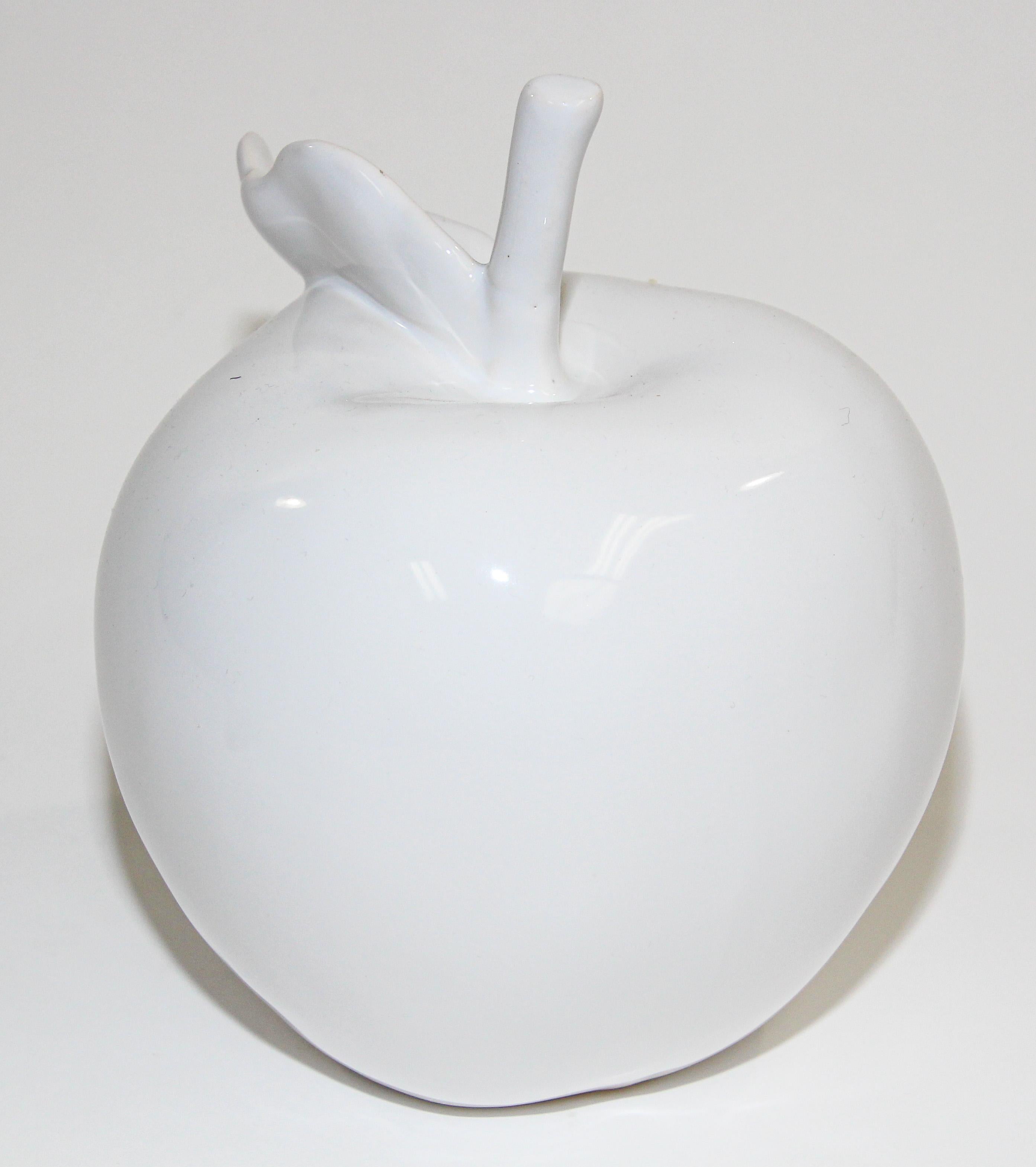 Organique Sculpture minimaliste de pomme en porcelaine blanche organique en vente