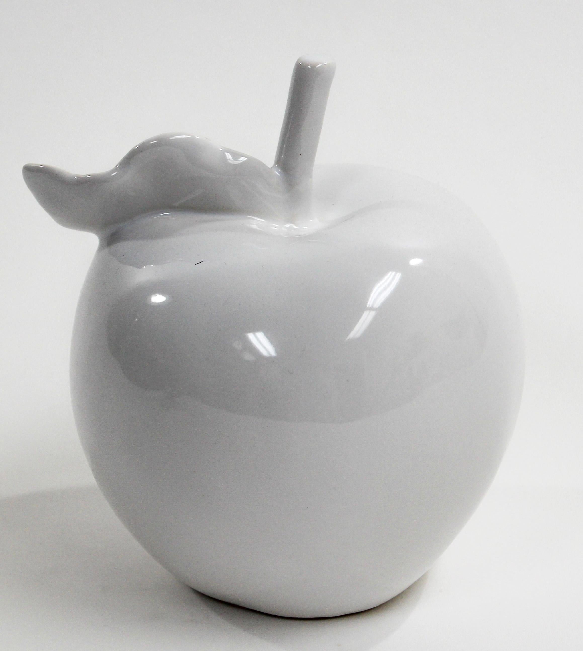 Sculpture minimaliste de pomme en porcelaine blanche organique en vente 1