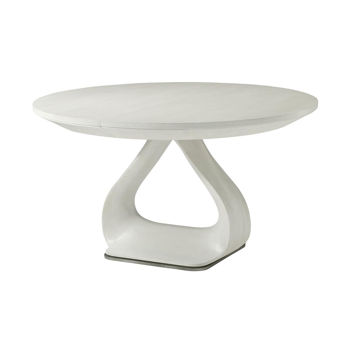 Elaborada con maestría en roble blanco, esta mesa muestra la belleza natural de la madera a través de sus líneas suaves y su tablero de filo de cuchillo, creando un ambiente sofisticado y acogedor.

Esta mesa presenta un marco de forma única que