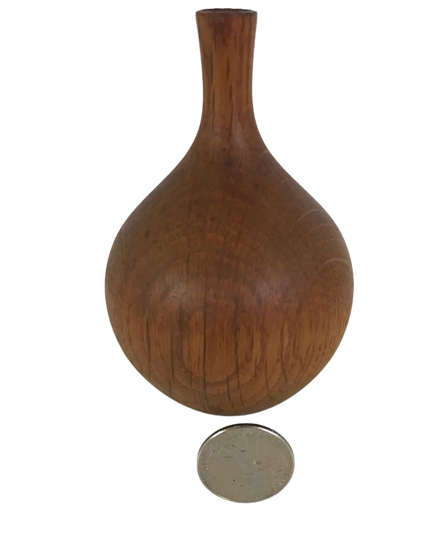 Organic Modern Oak Weed Pot by American Master woodturner Rude Osolnik (1915-2001). Signed in pencil (a little hard to read) on botton: Osolnik Original Oak. In very good condition with no issues. Smooth and tactile piece of art!

Rude Osolnik was