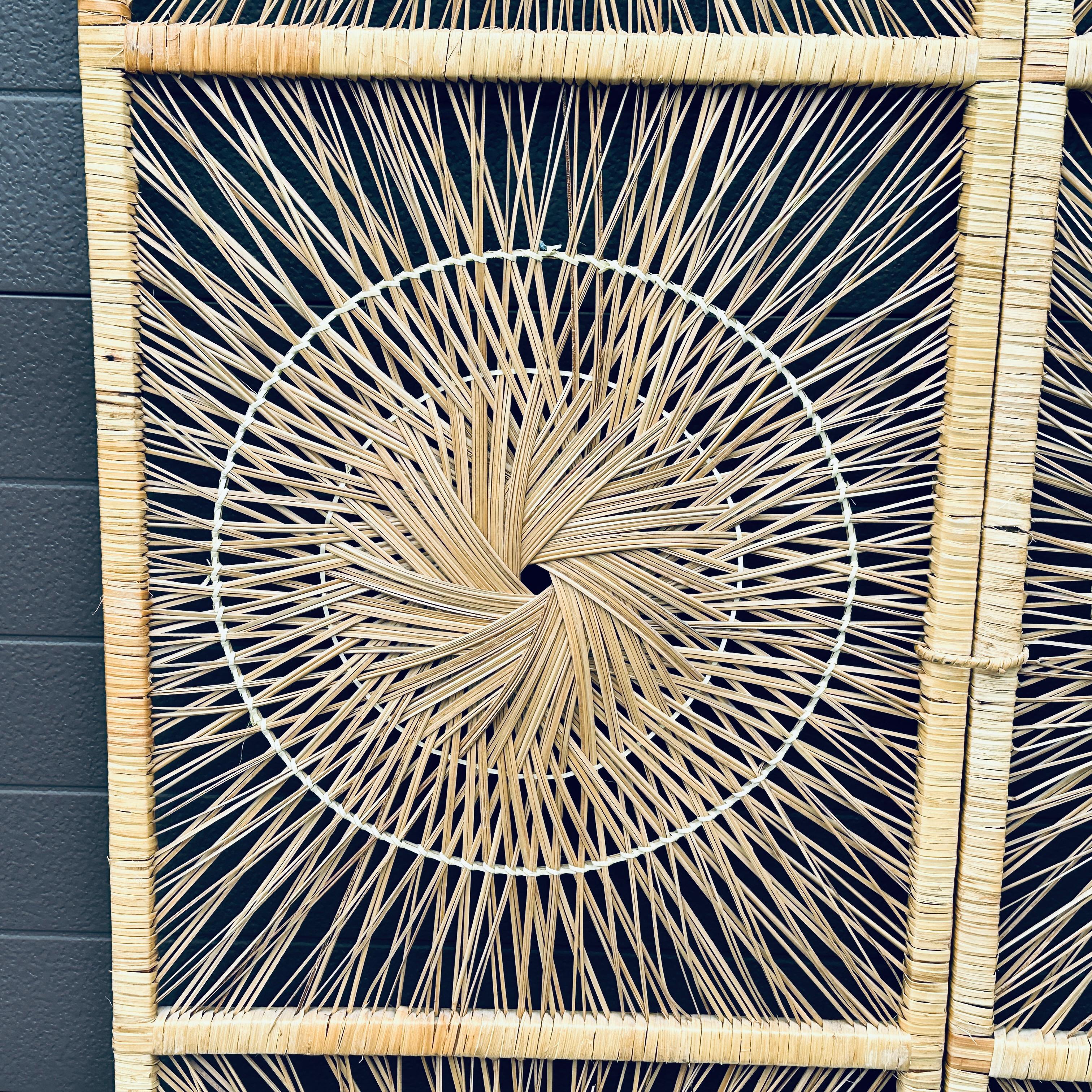 Divisorio organico moderno in rattan intrecciato a raggi di sole a tre pannelli con schermo pieghevole in vendita 2