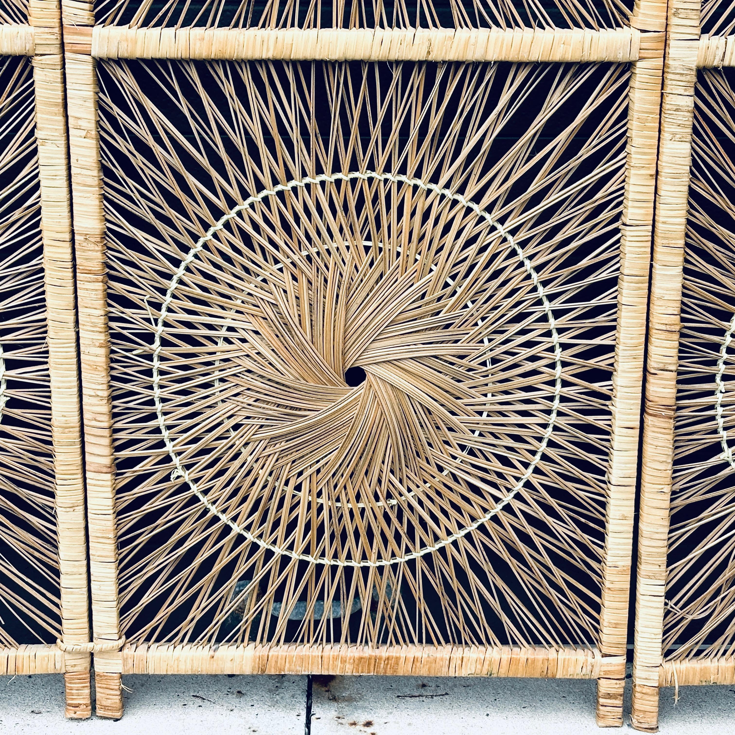 Divisorio organico moderno in rattan intrecciato a raggi di sole a tre pannelli con schermo pieghevole in vendita 4