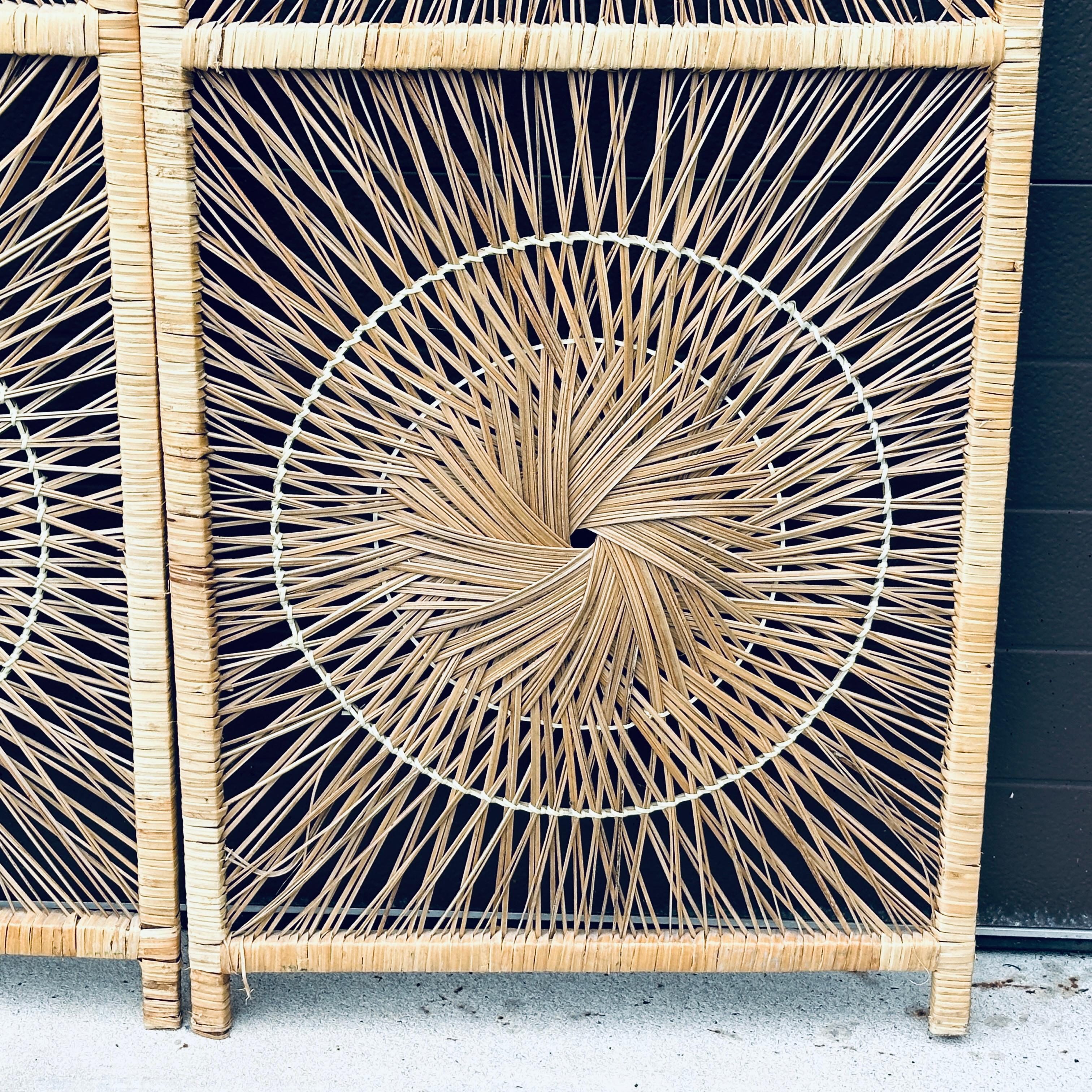 Divisorio organico moderno in rattan intrecciato a raggi di sole a tre pannelli con schermo pieghevole in vendita 5