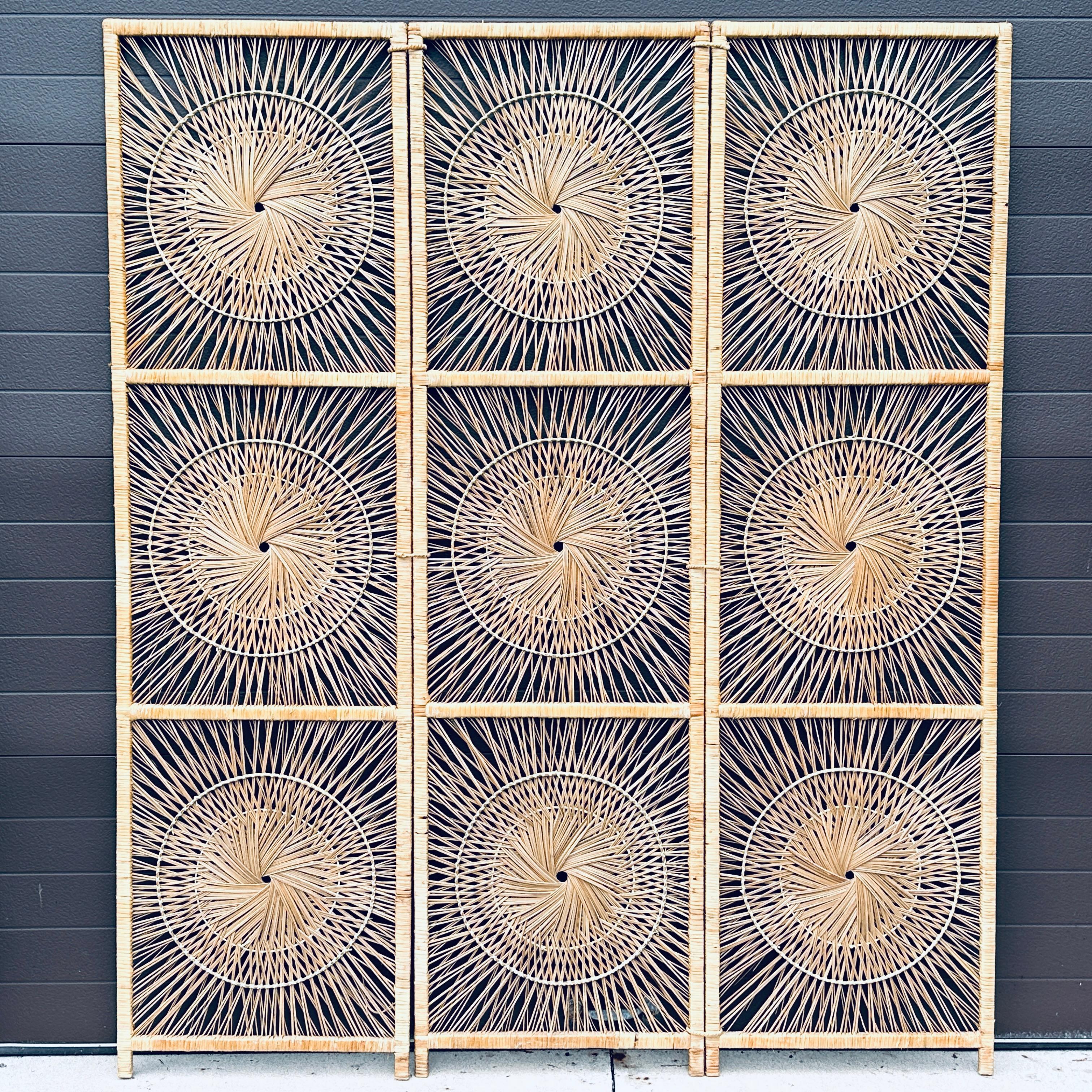 Divisorio organico moderno in rattan intrecciato a raggi di sole a tre pannelli con schermo pieghevole in vendita 6
