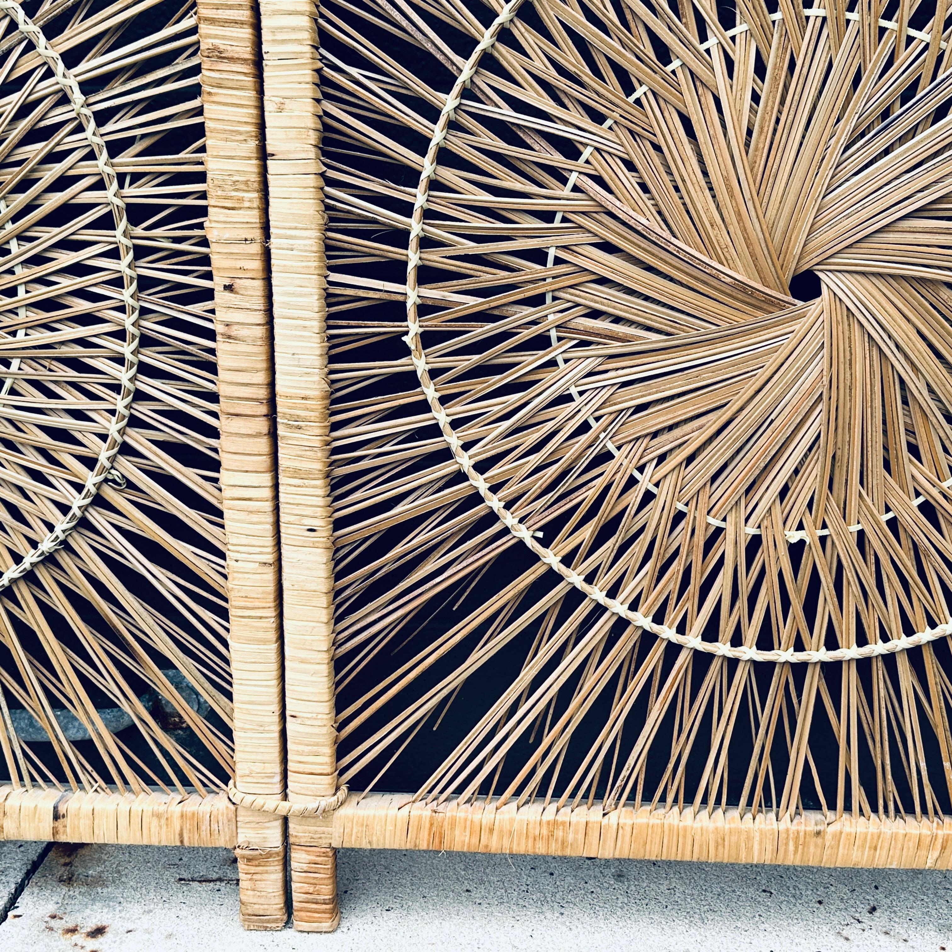 Divisorio organico moderno in rattan intrecciato a raggi di sole a tre pannelli con schermo pieghevole in vendita 7