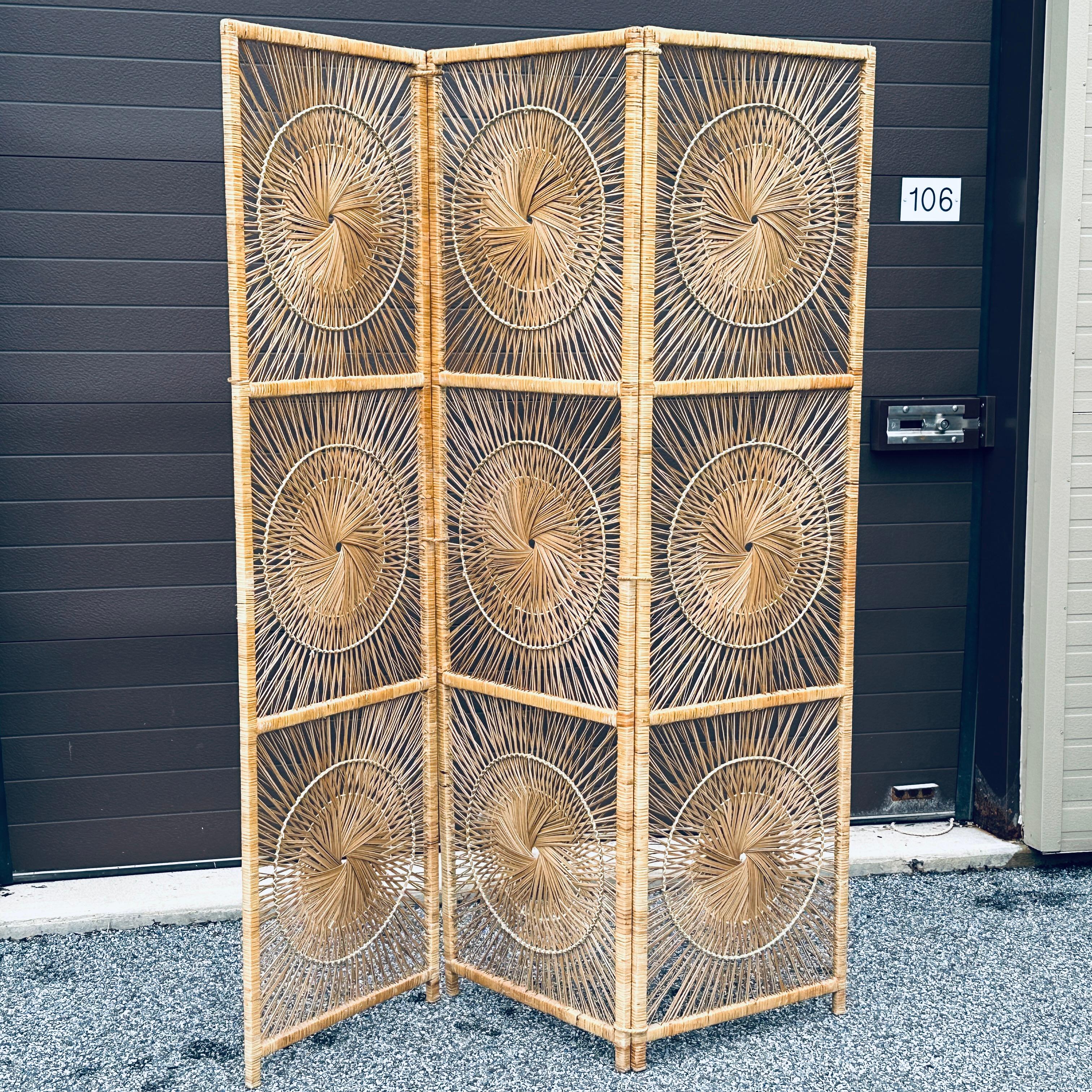 Divisorio organico moderno in rattan intrecciato a raggi di sole a tre pannelli con schermo pieghevole in vendita 8