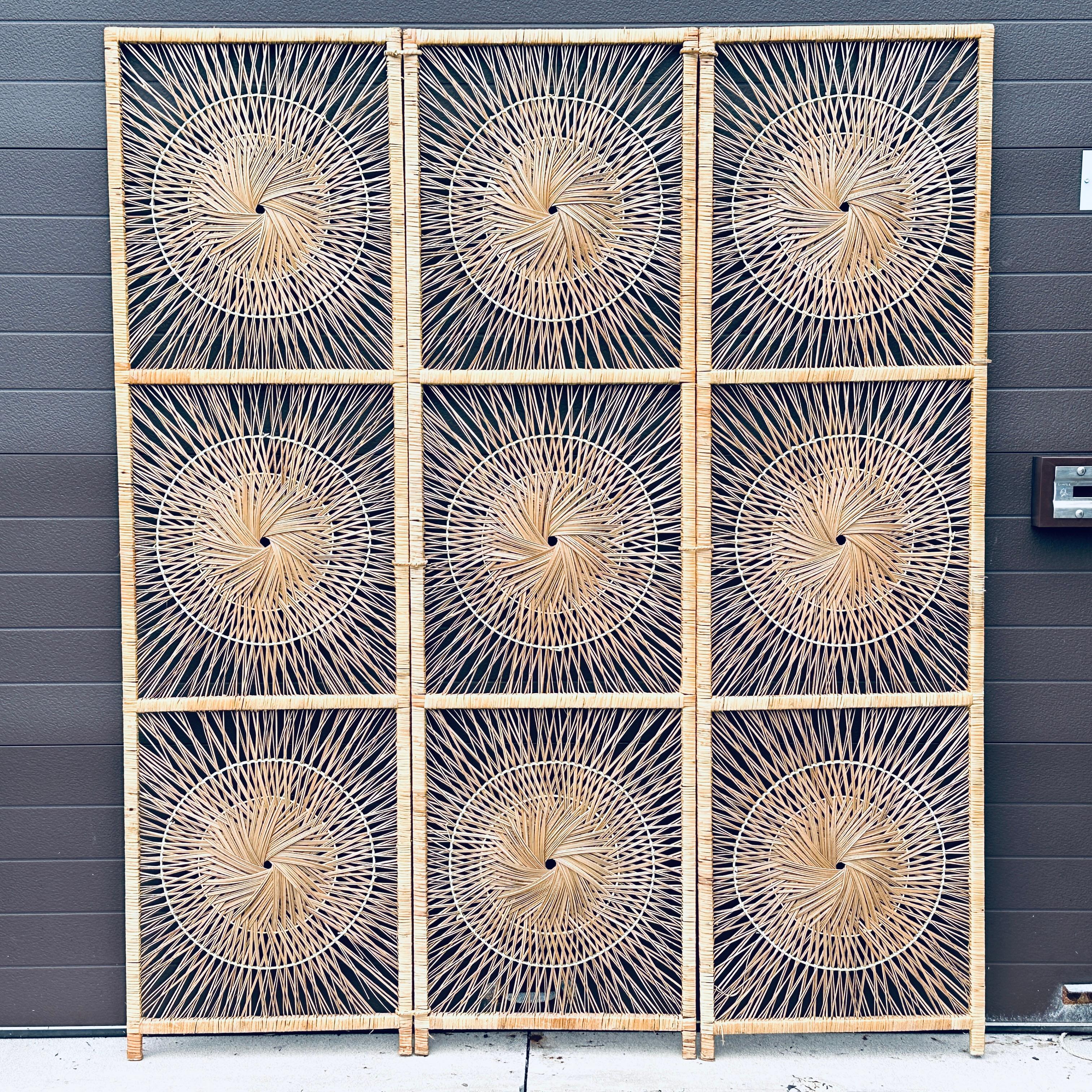 Fantastico paravento vintage in rattan con l'ambito design a raggiera in una cornice alta e semplice. Si adatta perfettamente a tanti stili diversi. Un vero camaleonte. Acquisito da una proprietà della Main Line.
