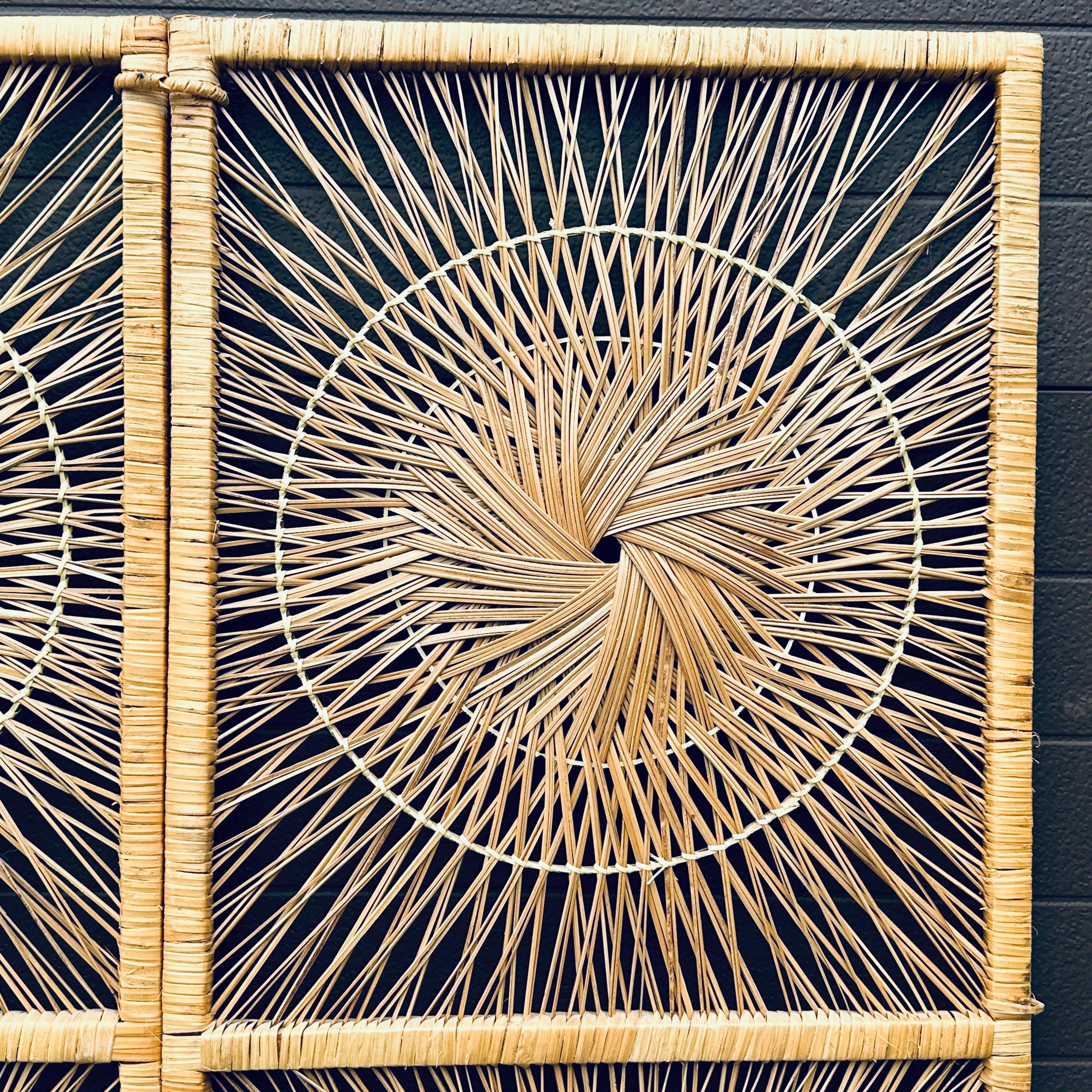 Fatto a mano Divisorio organico moderno in rattan intrecciato a raggi di sole a tre pannelli con schermo pieghevole in vendita