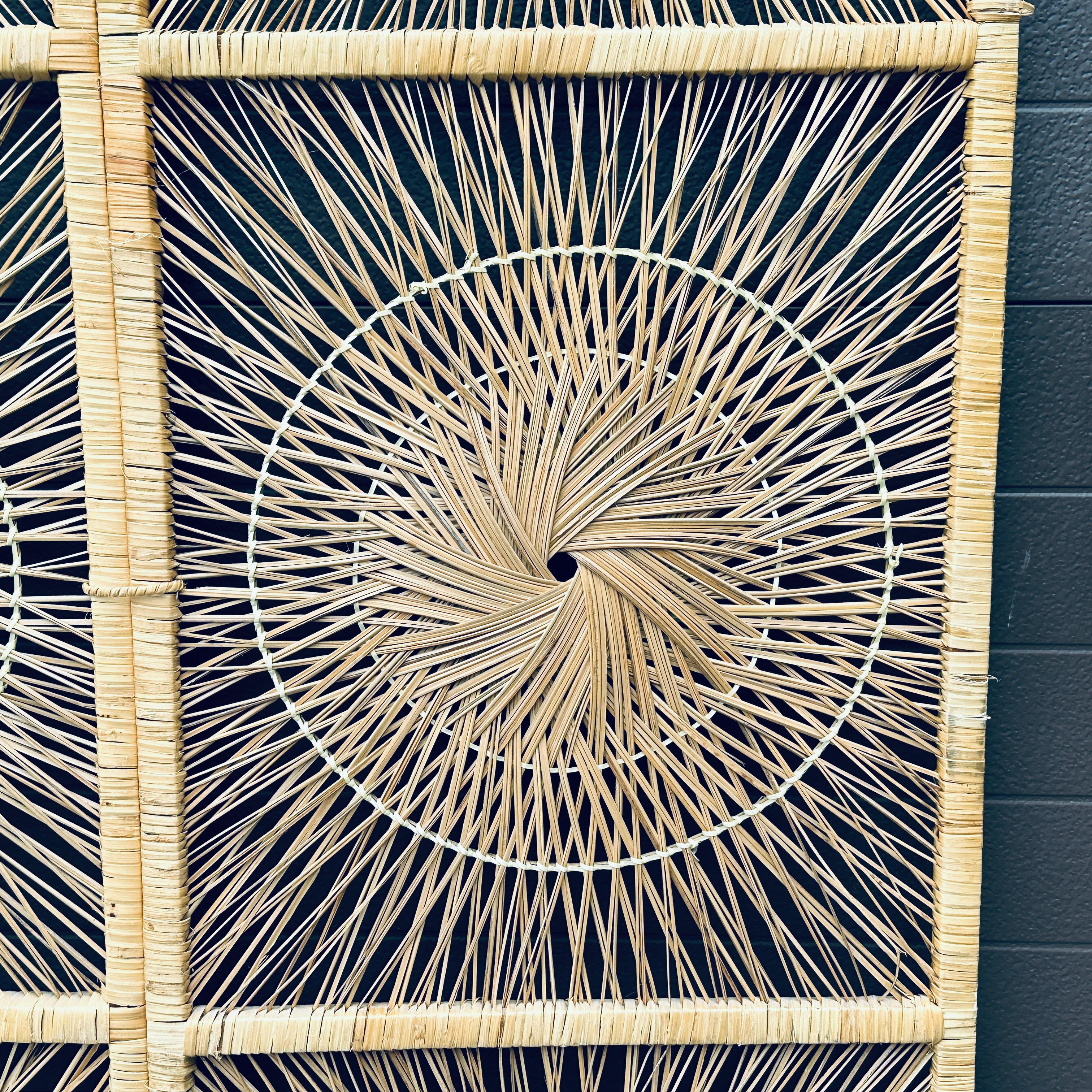 XX secolo Divisorio organico moderno in rattan intrecciato a raggi di sole a tre pannelli con schermo pieghevole in vendita
