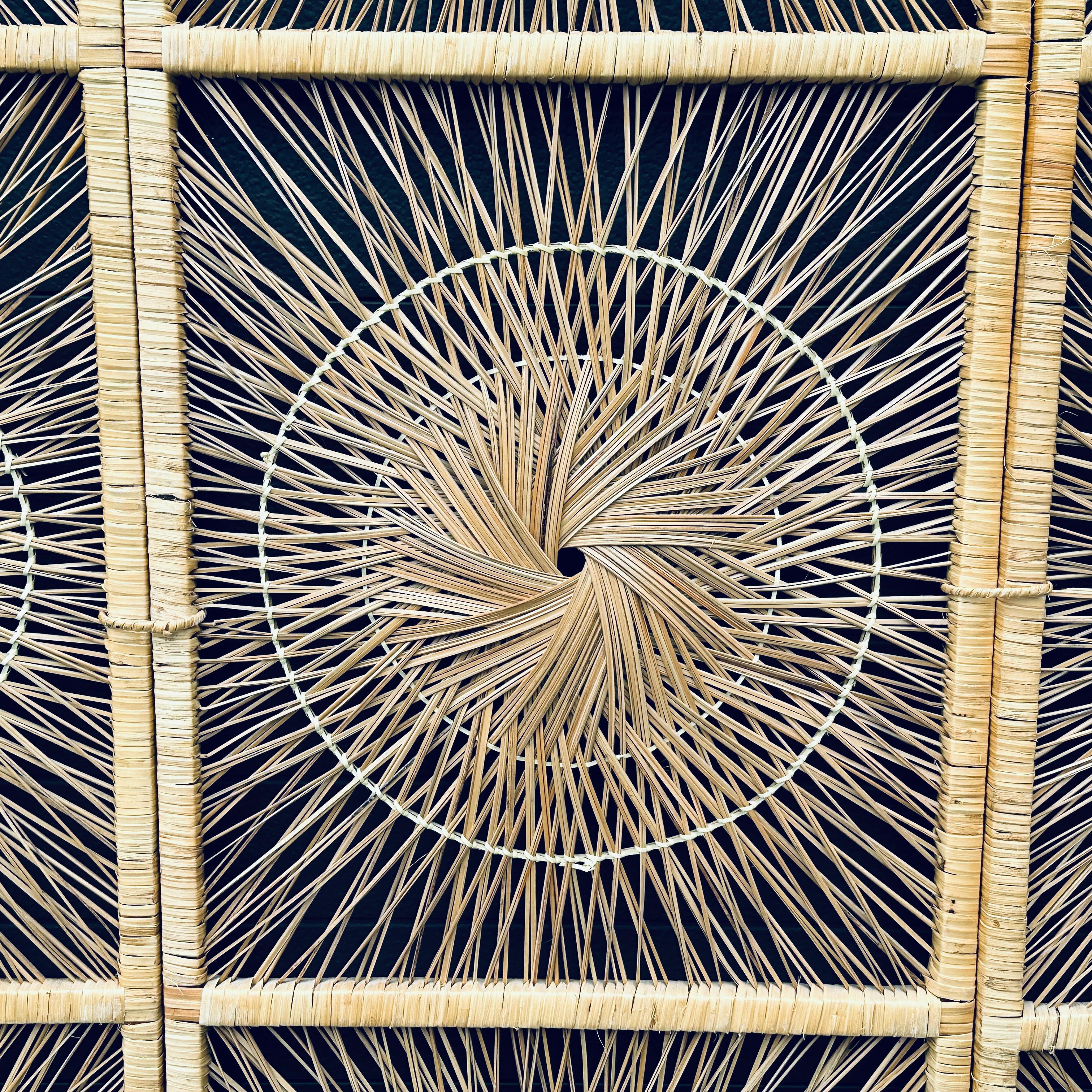 Divisorio organico moderno in rattan intrecciato a raggi di sole a tre pannelli con schermo pieghevole in vendita 1