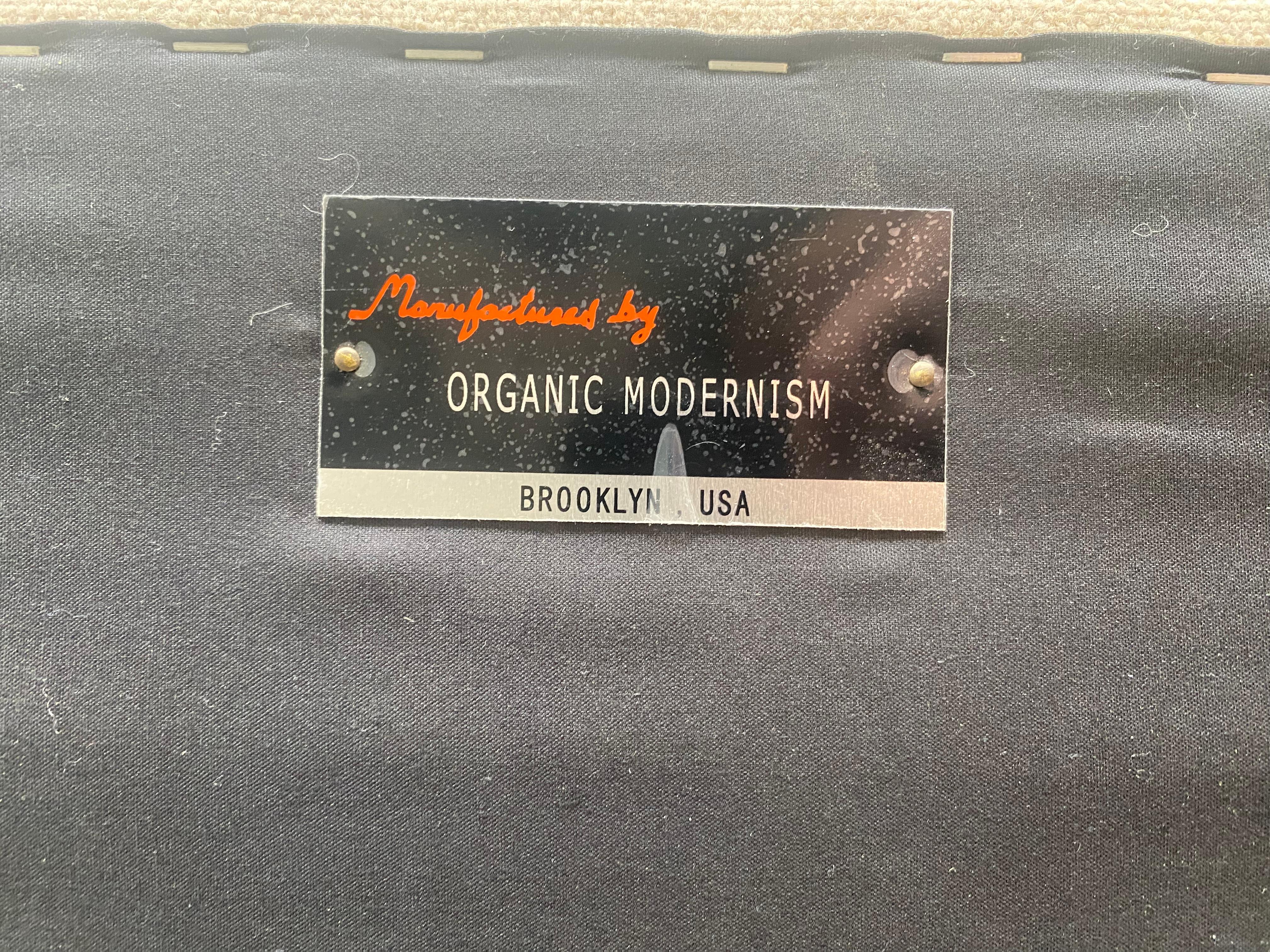 Organischer Modernismus, Brooklyn NY Loveseat mit Messingfüßen im Angebot 5