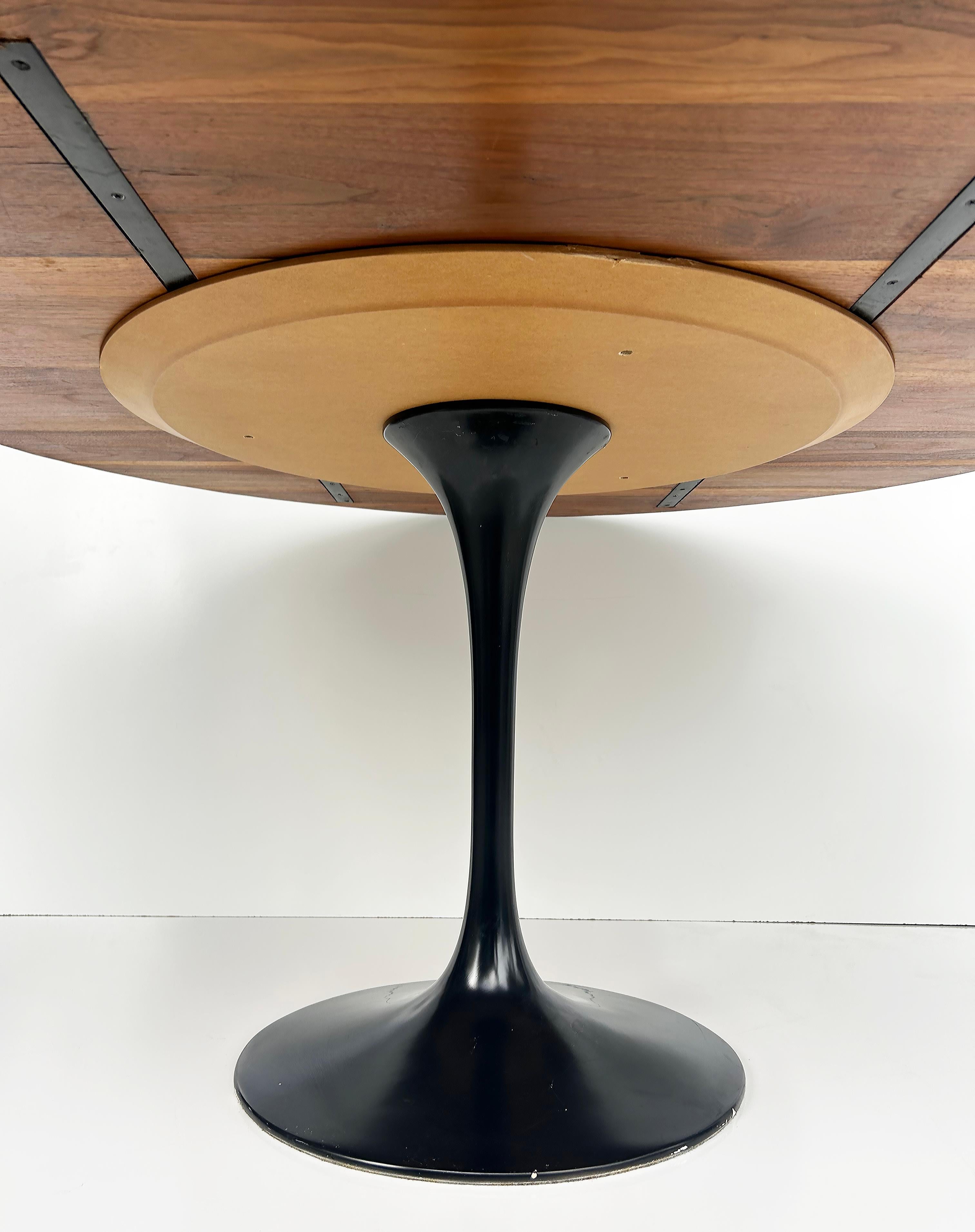 Table de salle à manger industrielle organique et moderne en tulipe avec plateau en bois recyclé en vente 5