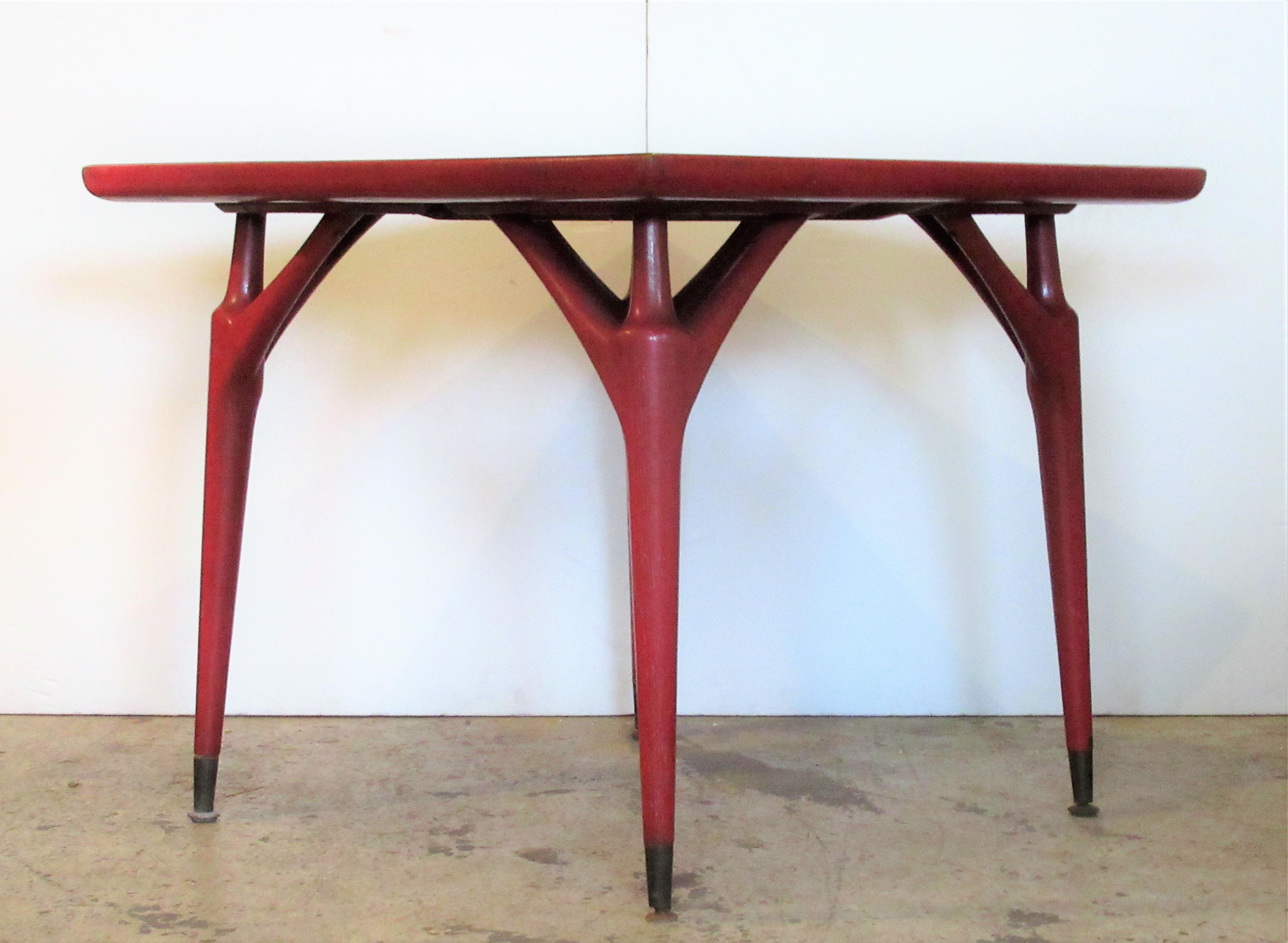 Cafe or small dining table by Jack Van der Molen with a good looking sculptural form and what appears to be the original old deep coral red paint glazed finish that beautifully brings out the bold grain of the oak wood. Circa 1950. See all pictures