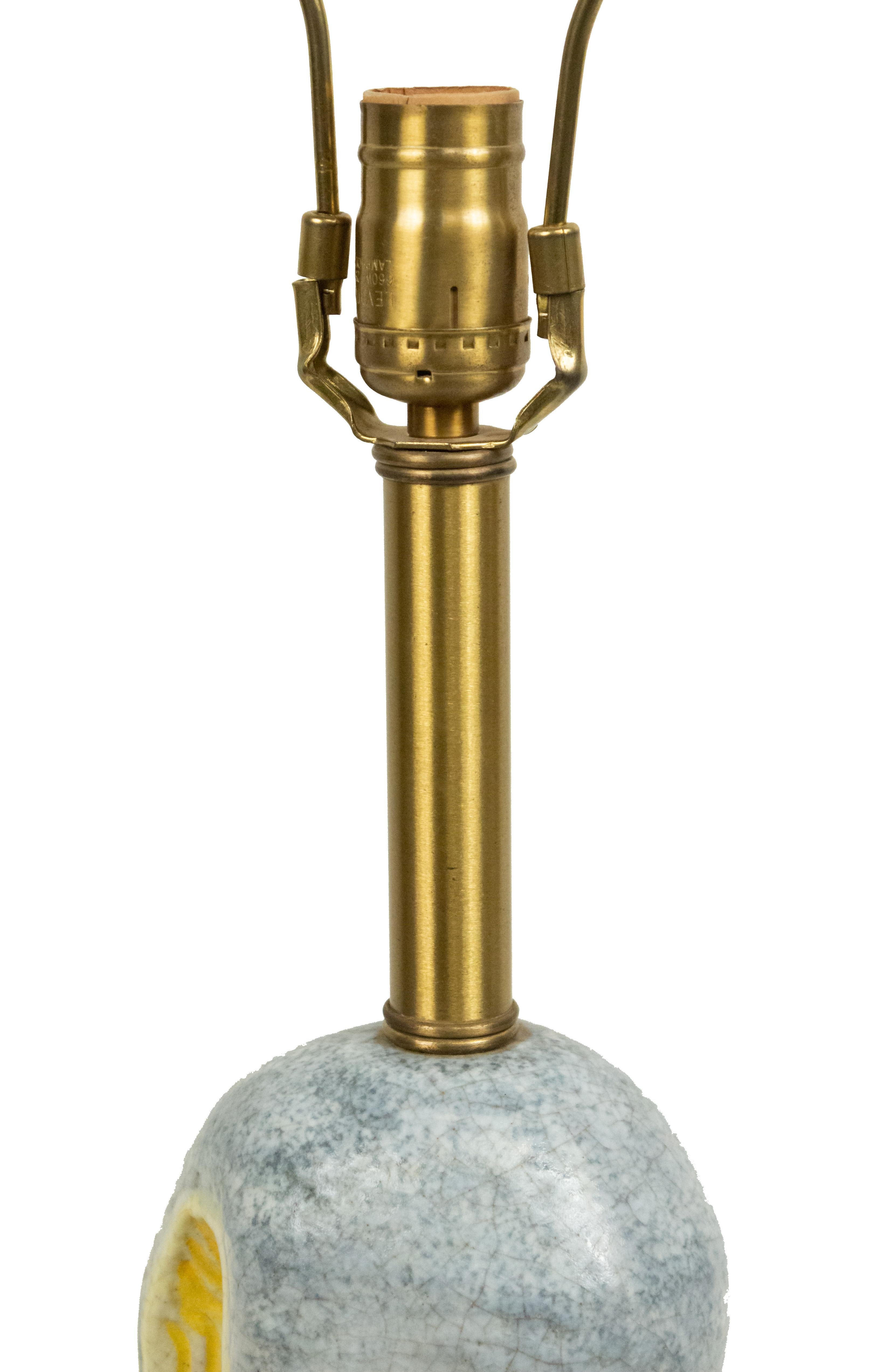Mid-Century Modern Lampe de table en céramique organique moderniste avec base en bois en vente