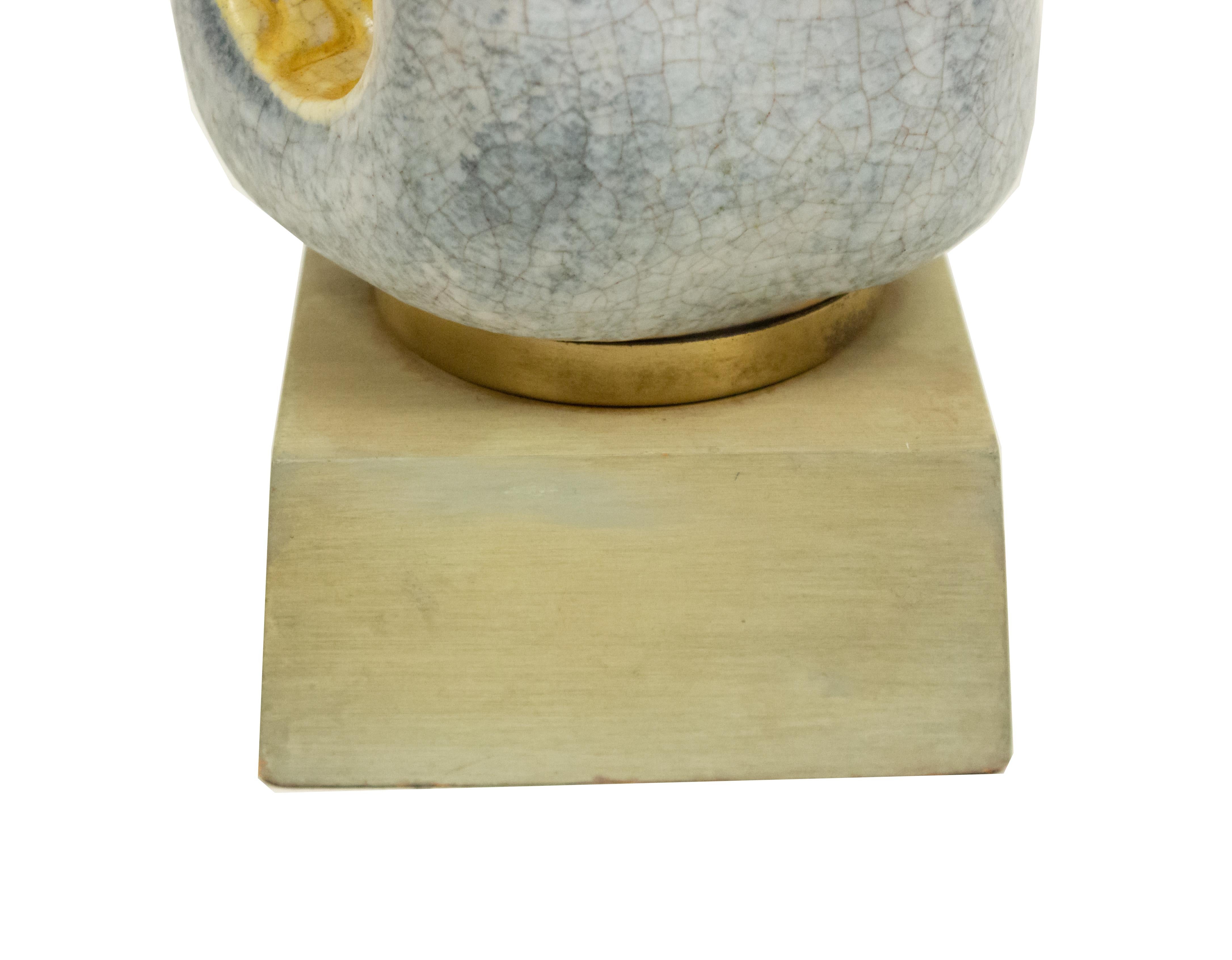 Américain Lampe de table en céramique organique moderniste avec base en bois en vente