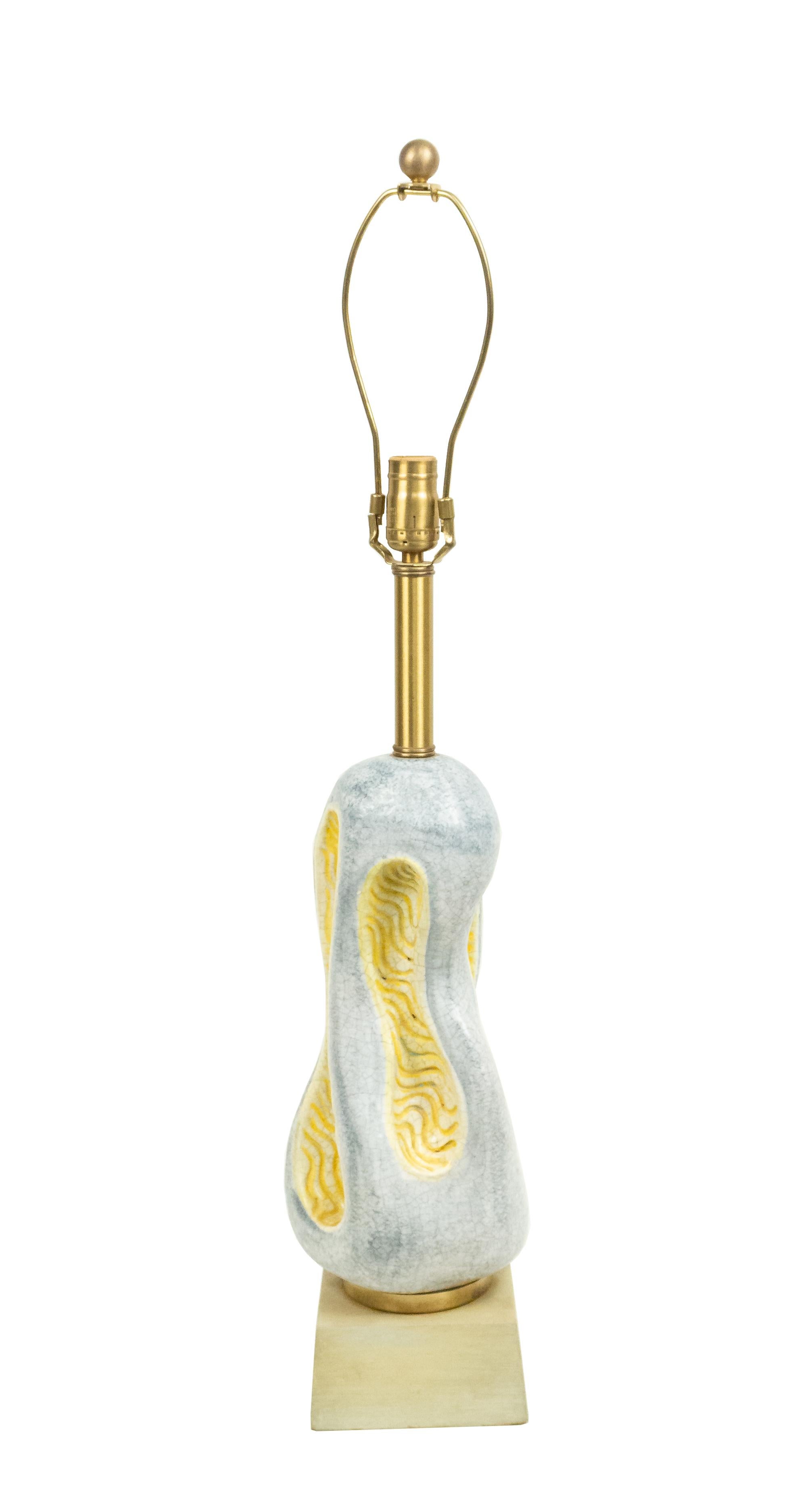 Céramique Lampe de table en céramique organique moderniste avec base en bois en vente