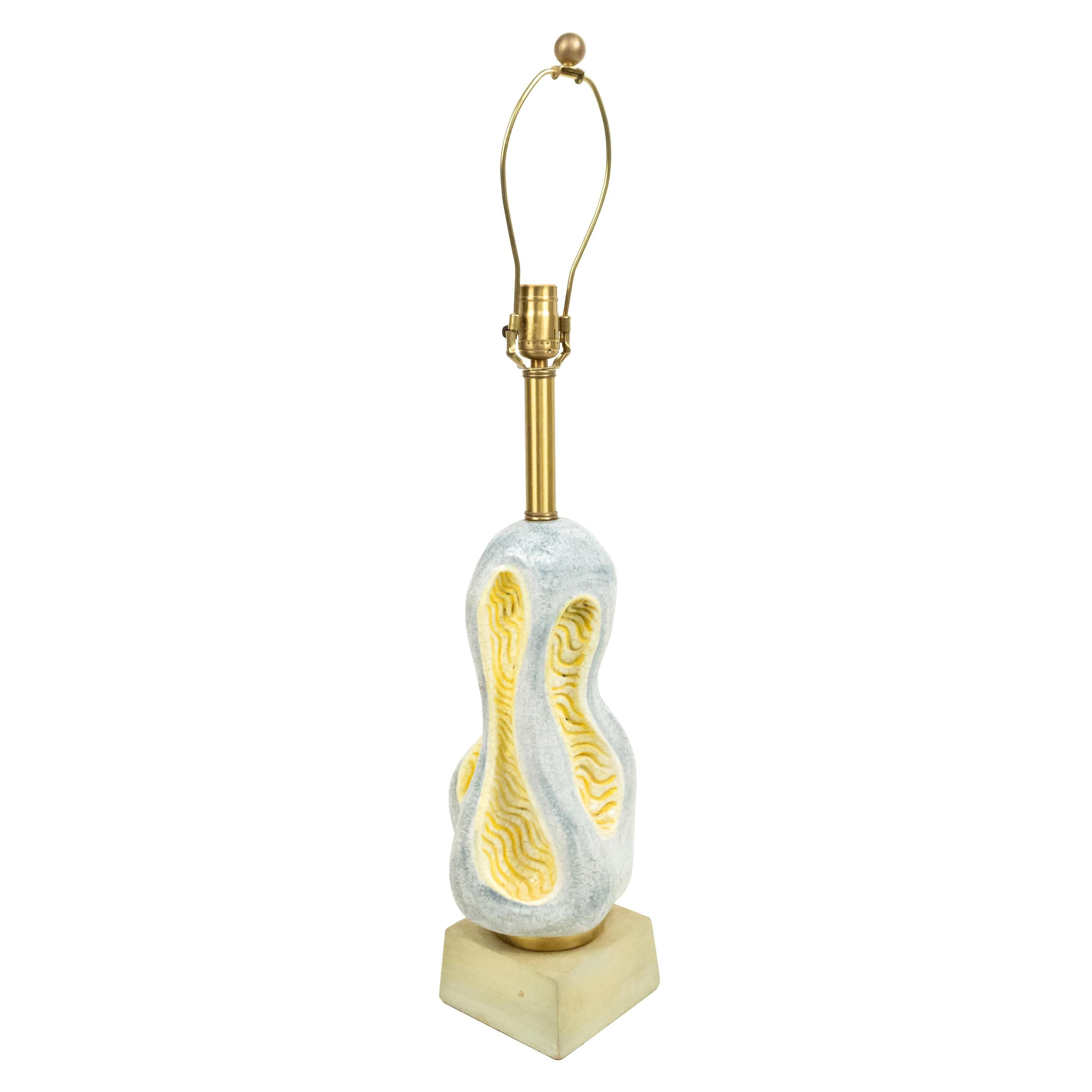 Lampada da tavolo organica modernista in ceramica con base in legno in vendita