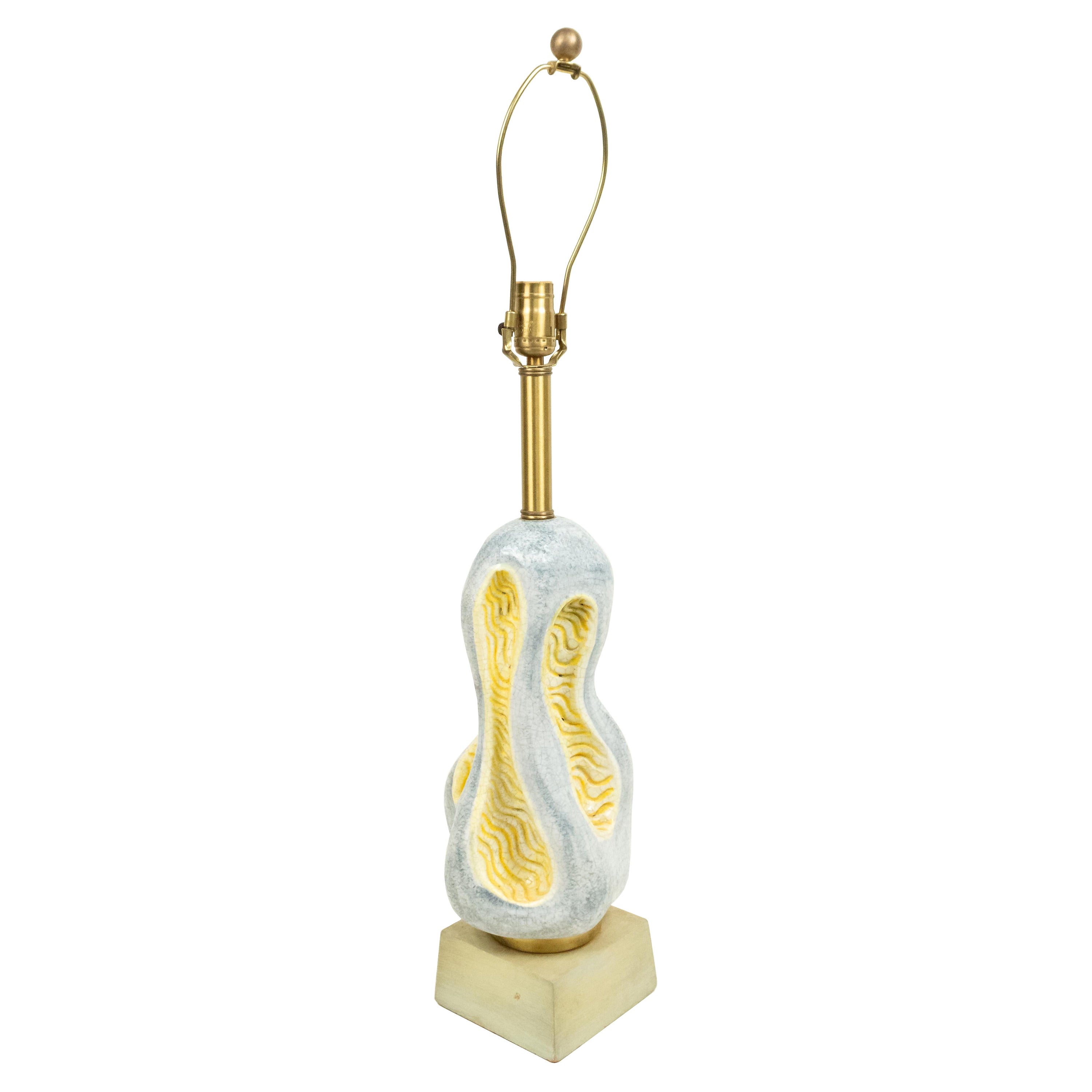 Lampe de table en céramique organique moderniste avec base en bois