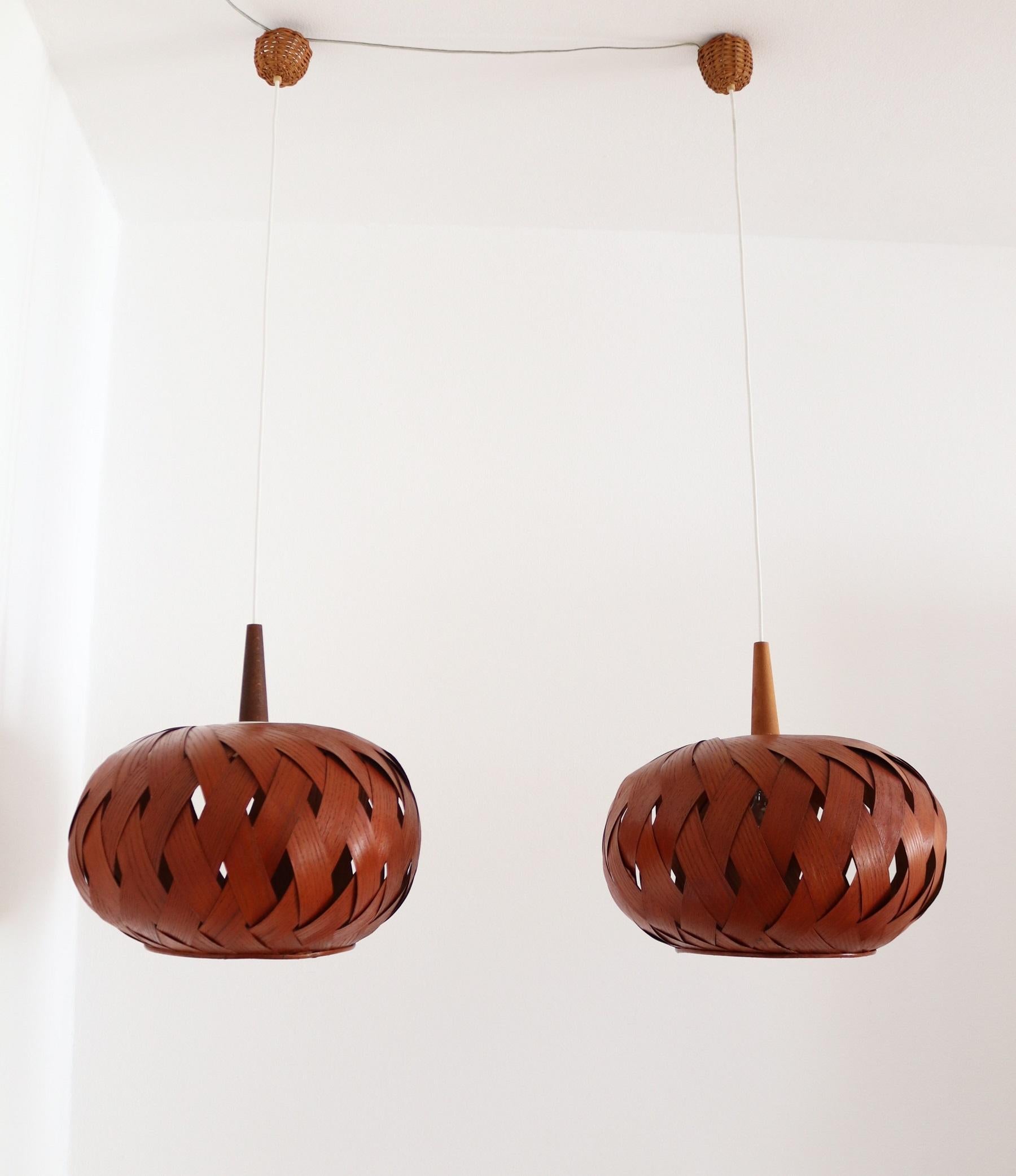 Organic Modernist Natural Teak Wood Veneer and Wicker Pendant Lamp, 1960s For Sale 9