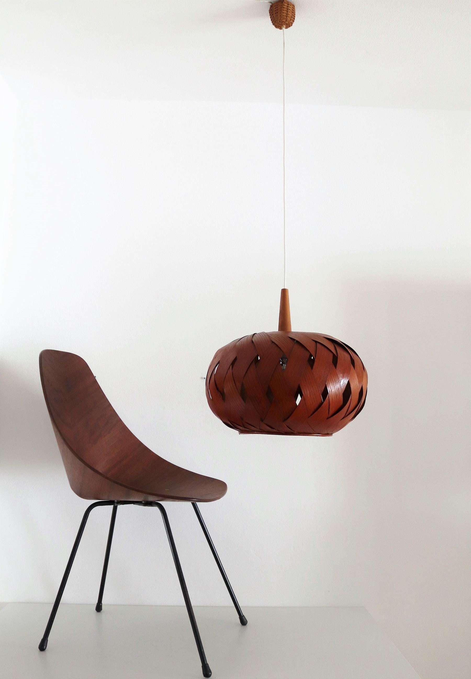 Organic Modernist Natural Teak Wood Veneer and Wicker Pendant Lamp, 1960s For Sale 11