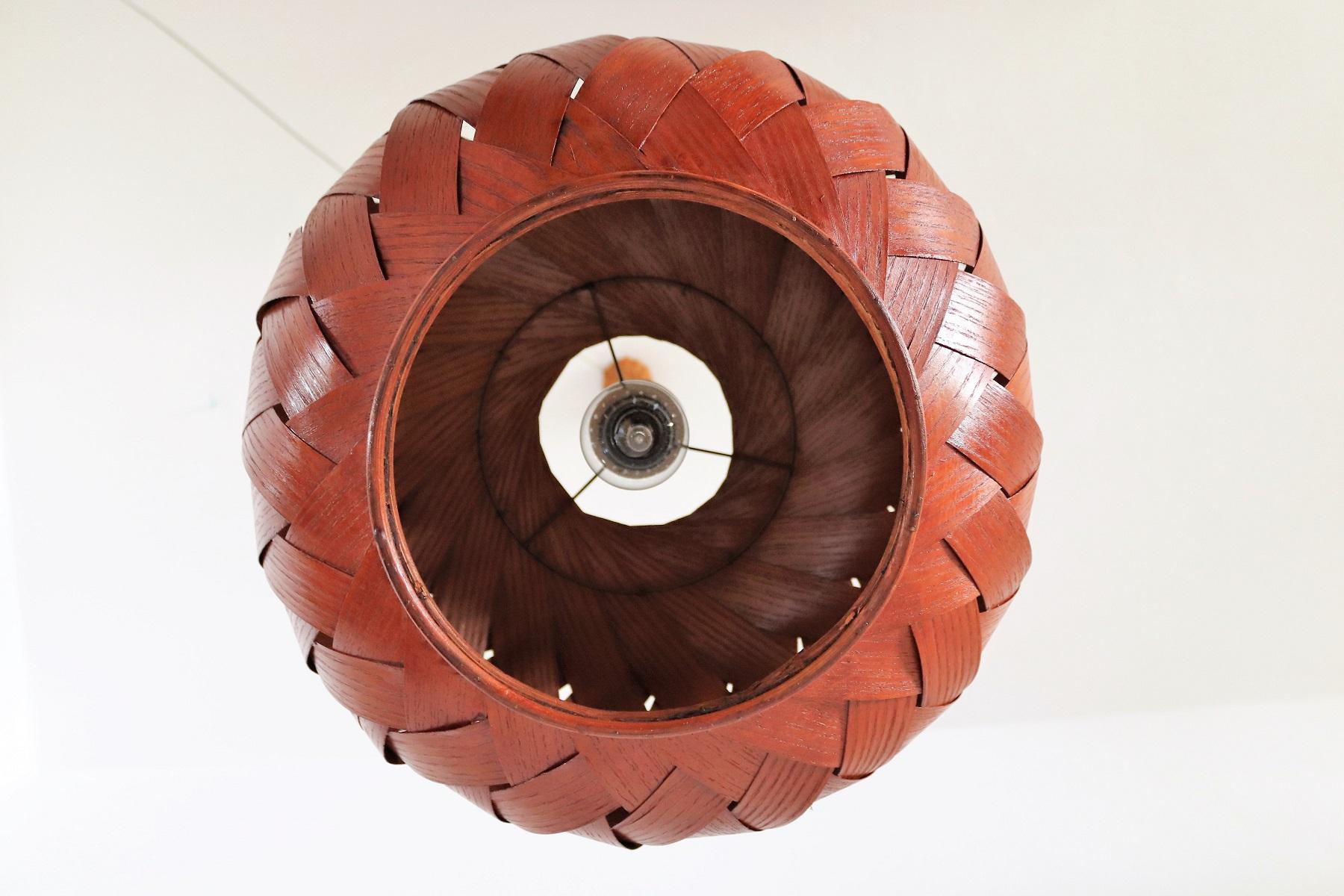 Lampe à suspension suédoise en placage de pin organique et osier, années 1960 en vente 9