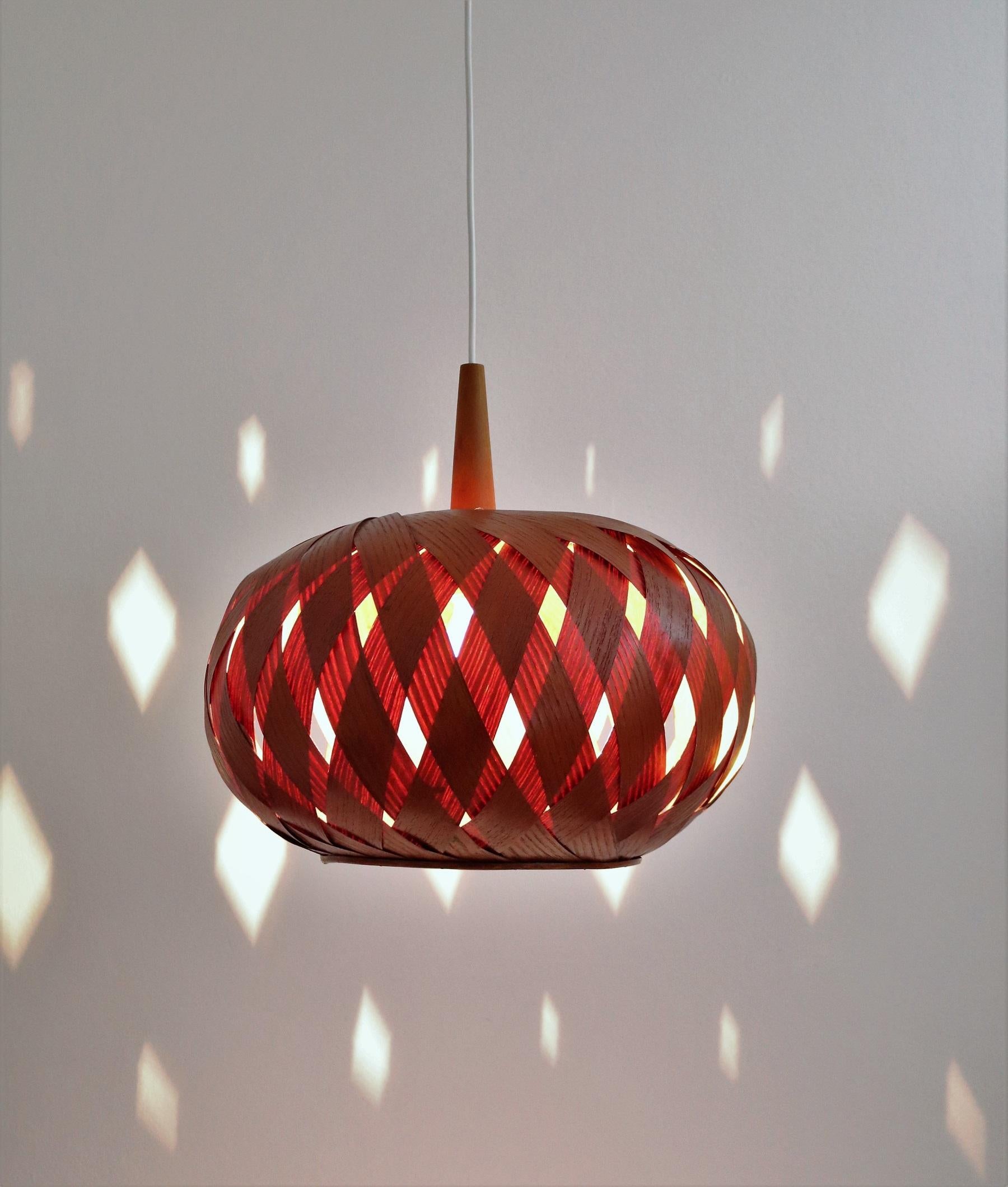 Organic Modernist Natural Teak Wood Veneer and Wicker Pendant Lamp, 1960s In Good Condition For Sale In Morazzone, Varese