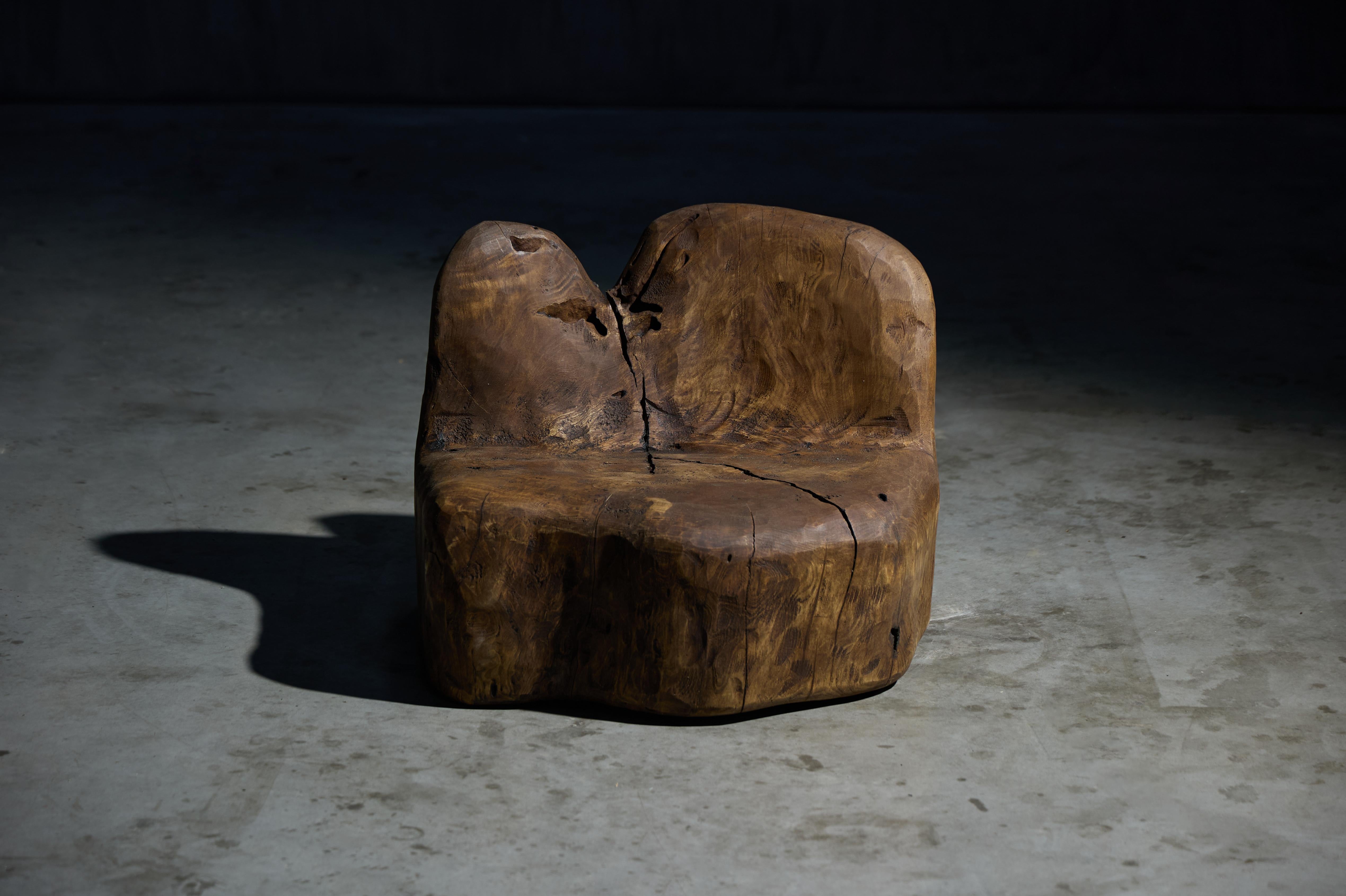 Chaise d'appoint Monoxyle organique sculptée à la main par Roam Antiques, France, 2024 en vente 3