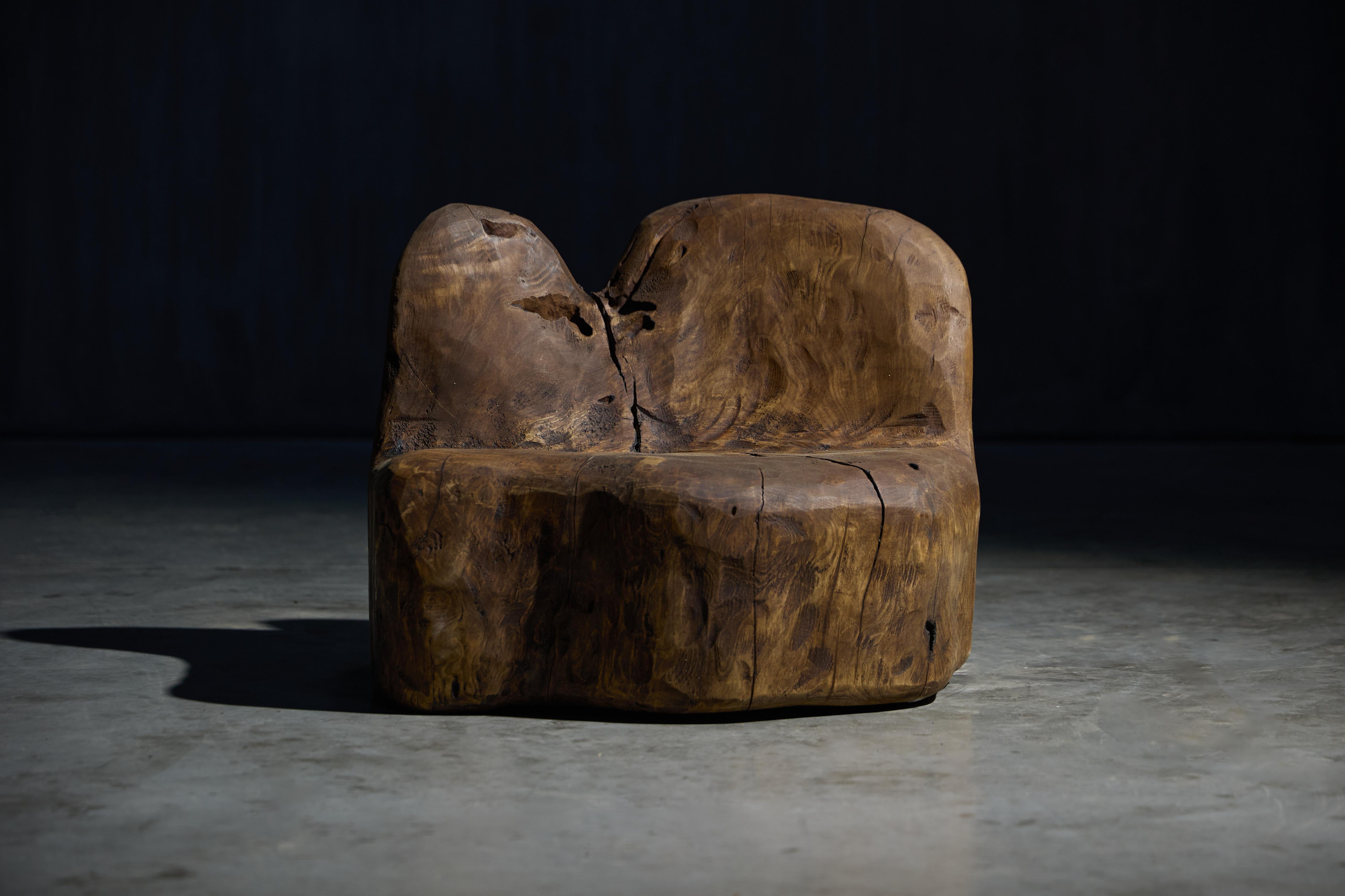 Cette chaise d'appoint sculpturale, qui fait partie de la collection Abrupts de Roam Antics, a été fabriquée en 2024 à partir de bois massif récupéré. Des courbes douces et des ondulations légères forment un siège ergonomique, tandis que des