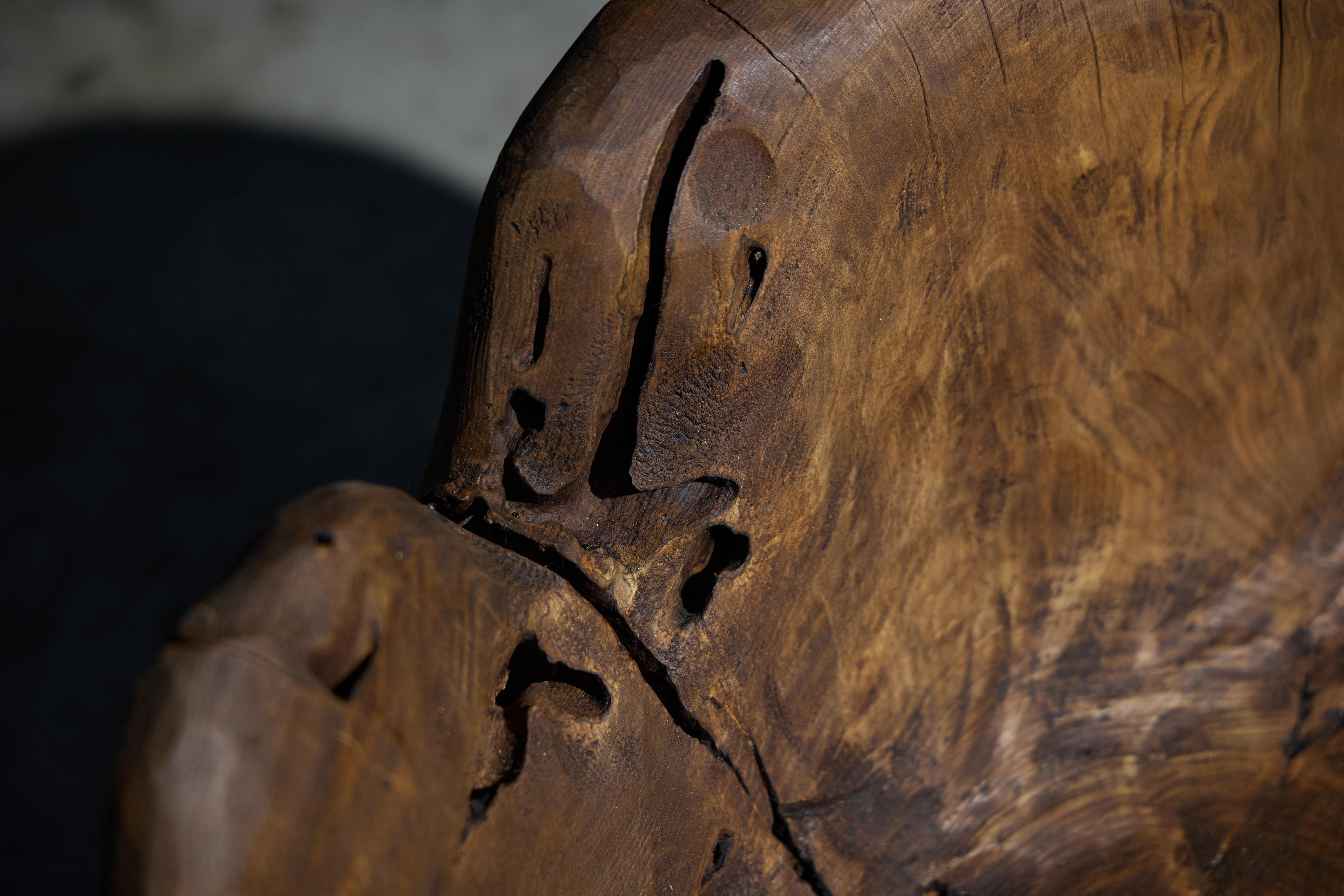 Brutalisme Chaise d'appoint Monoxyle organique sculptée à la main par Roam Antiques, France, 2024 en vente
