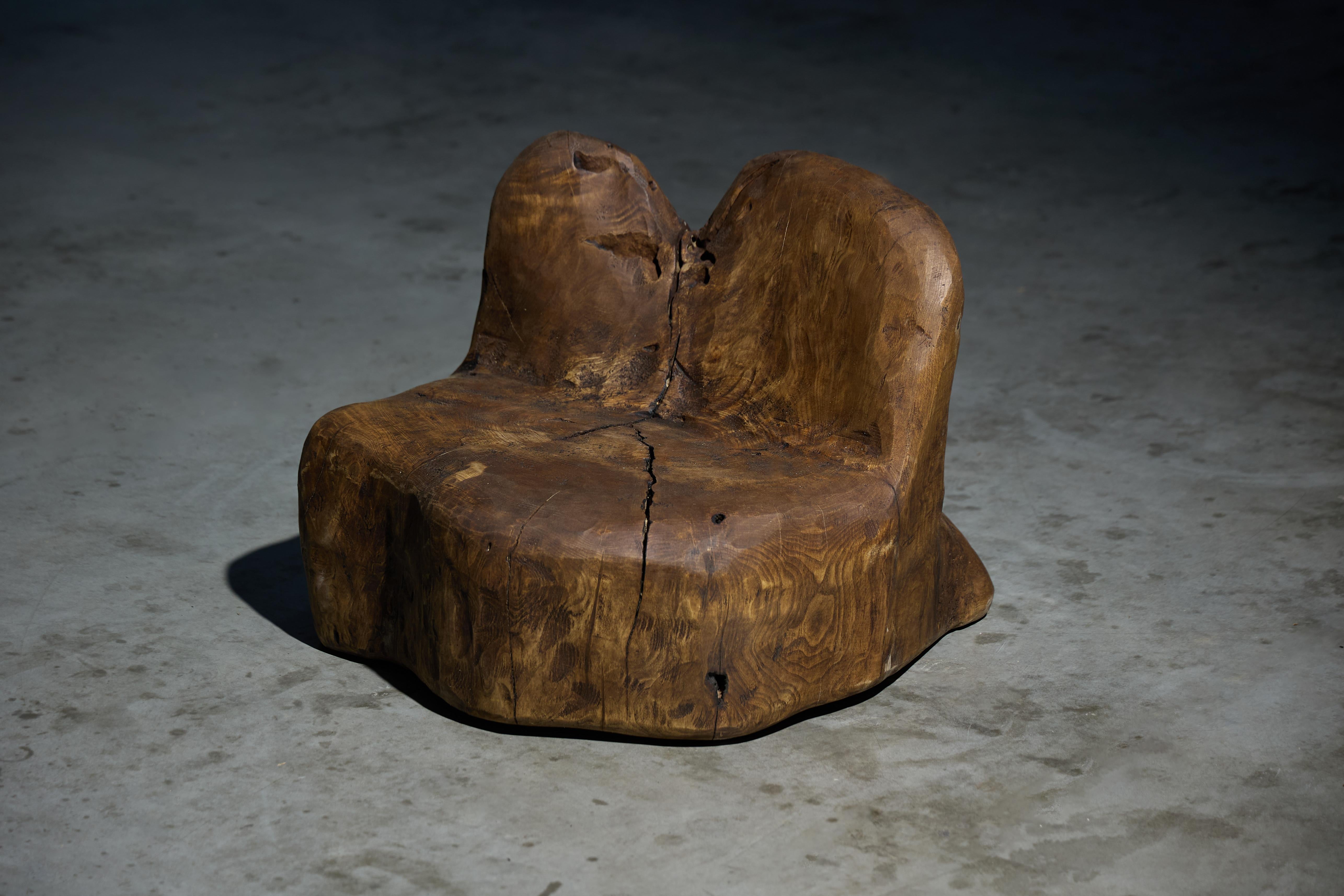 Français Chaise d'appoint Monoxyle organique sculptée à la main par Roam Antiques, France, 2024 en vente