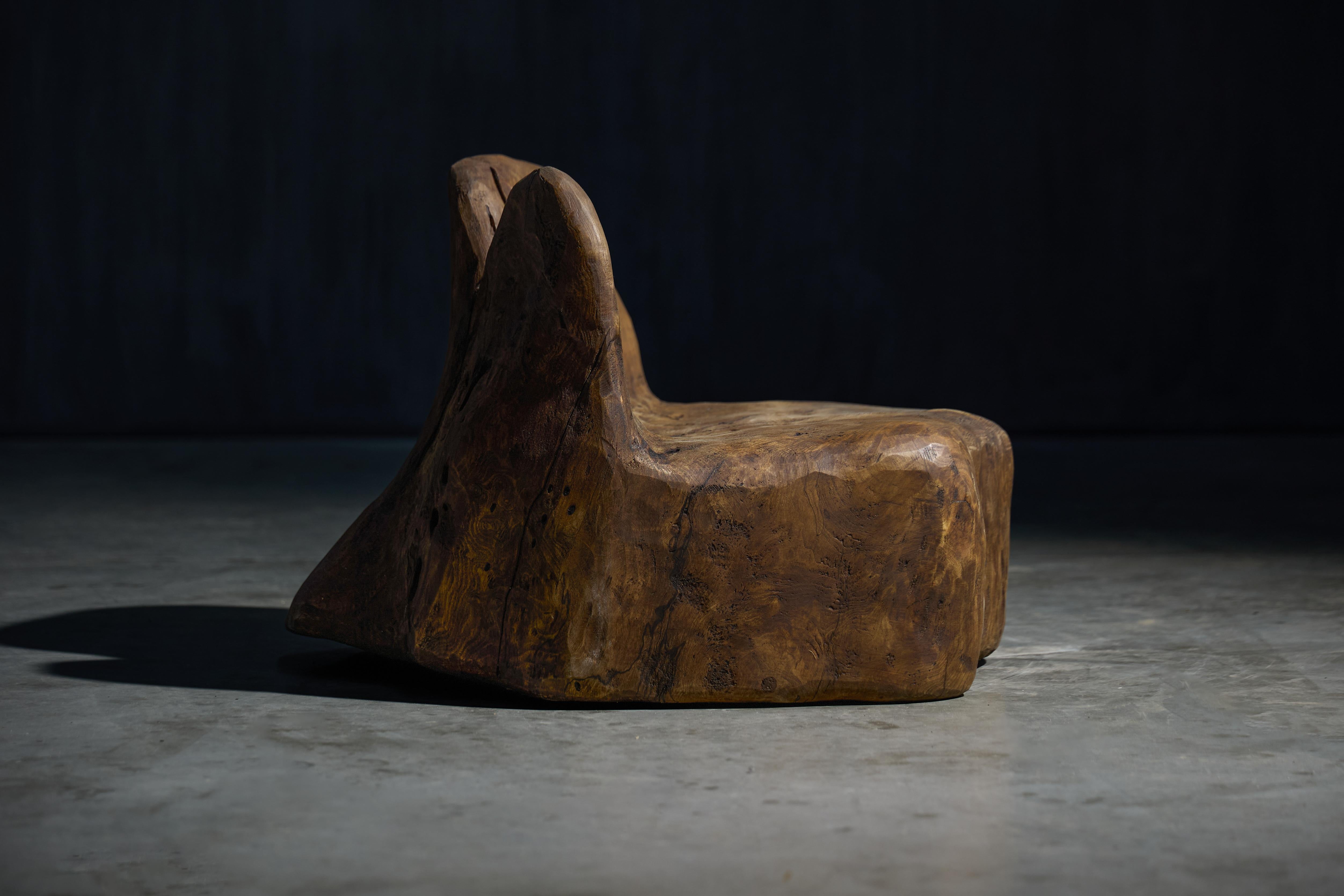 Chaise d'appoint Monoxyle organique sculptée à la main par Roam Antiques, France, 2024 Excellent état - En vente à Antwerp, BE