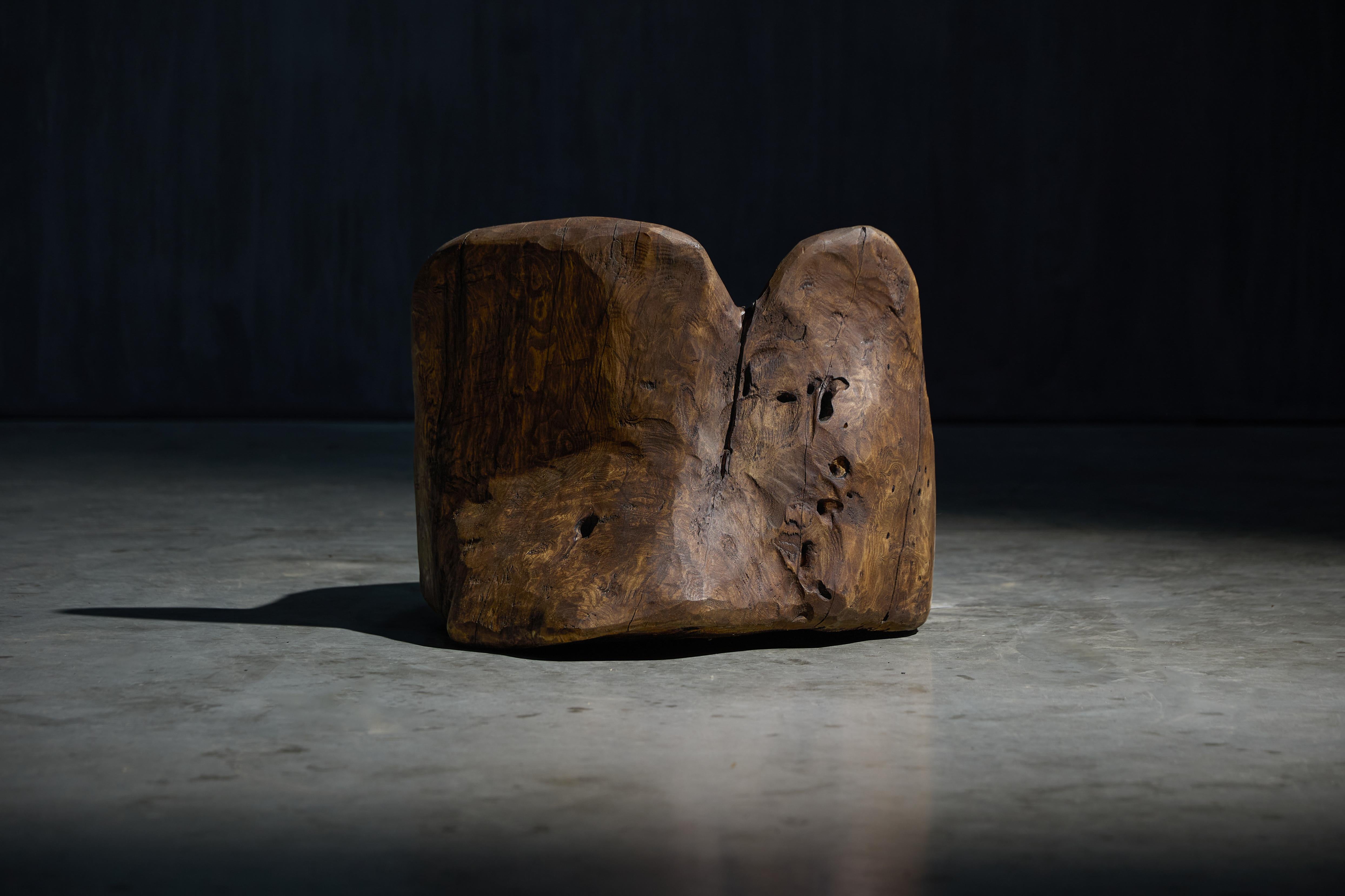 Bois Chaise d'appoint Monoxyle organique sculptée à la main par Roam Antiques, France, 2024 en vente