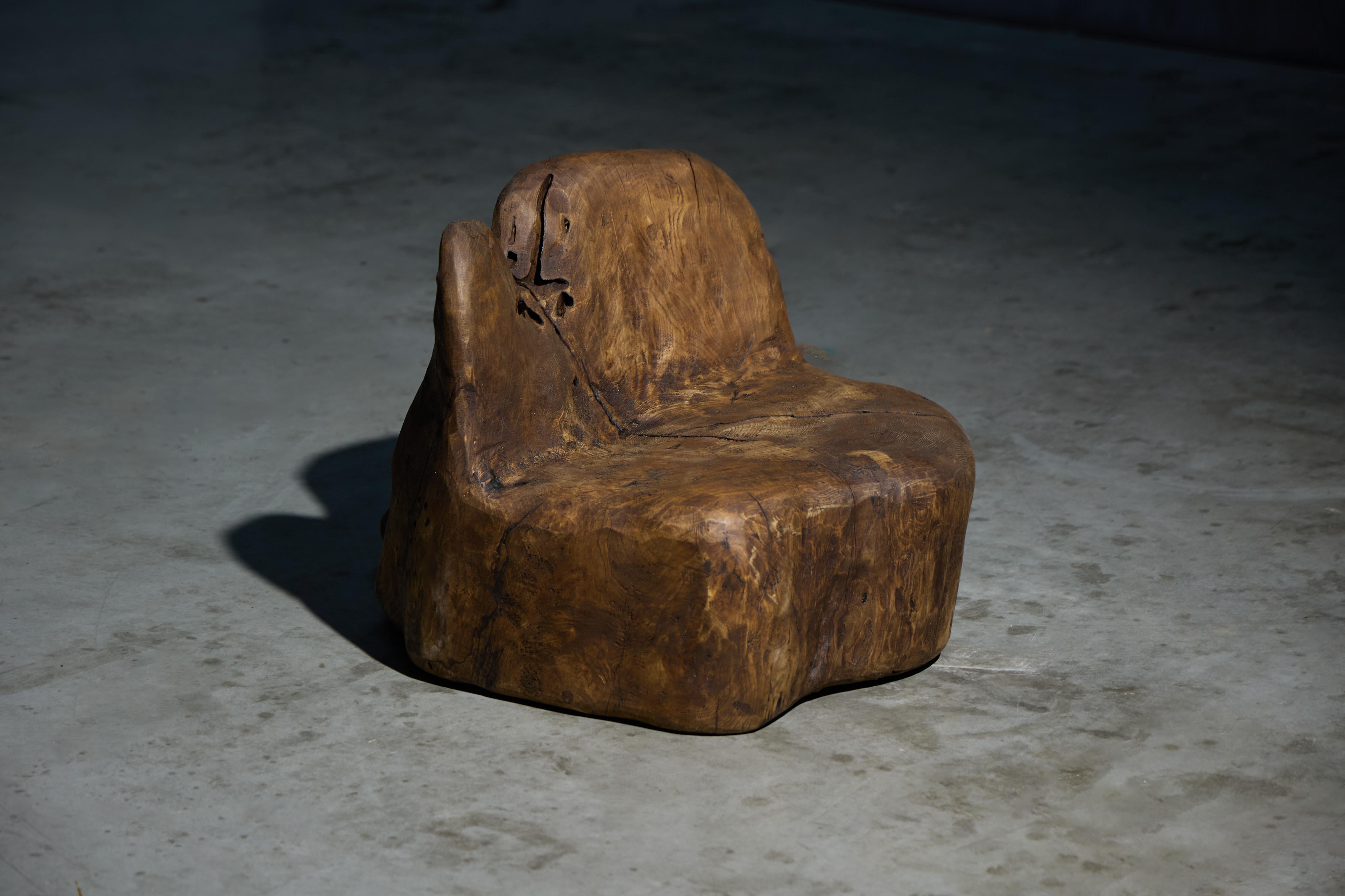 Chaise d'appoint Monoxyle organique sculptée à la main par Roam Antiques, France, 2024 en vente 2