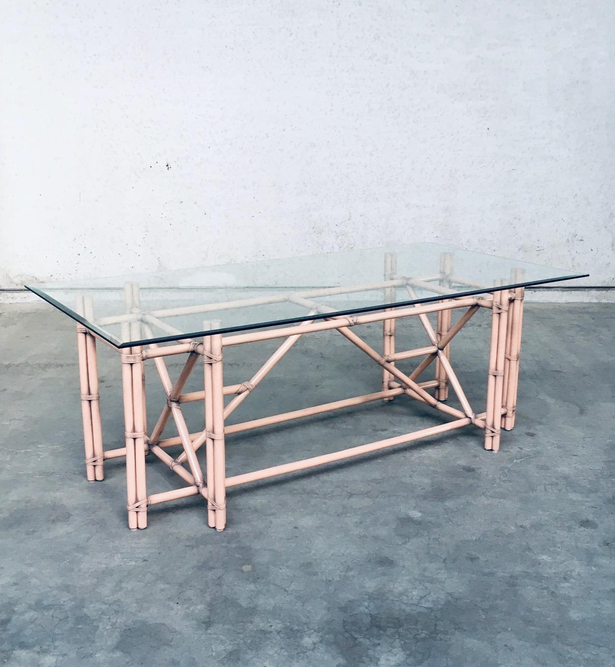 Vintage Organic Monumental Modern Design Faux Bamboo with Glass Top Large Dining Table im Stil von McGuire. Hergestellt in den 1980er Jahren, wahrscheinlich in Italien. Gestell aus Buchenholz mit Rattaneinfassungen in lachsrosa Farbe. Abgeschrägte