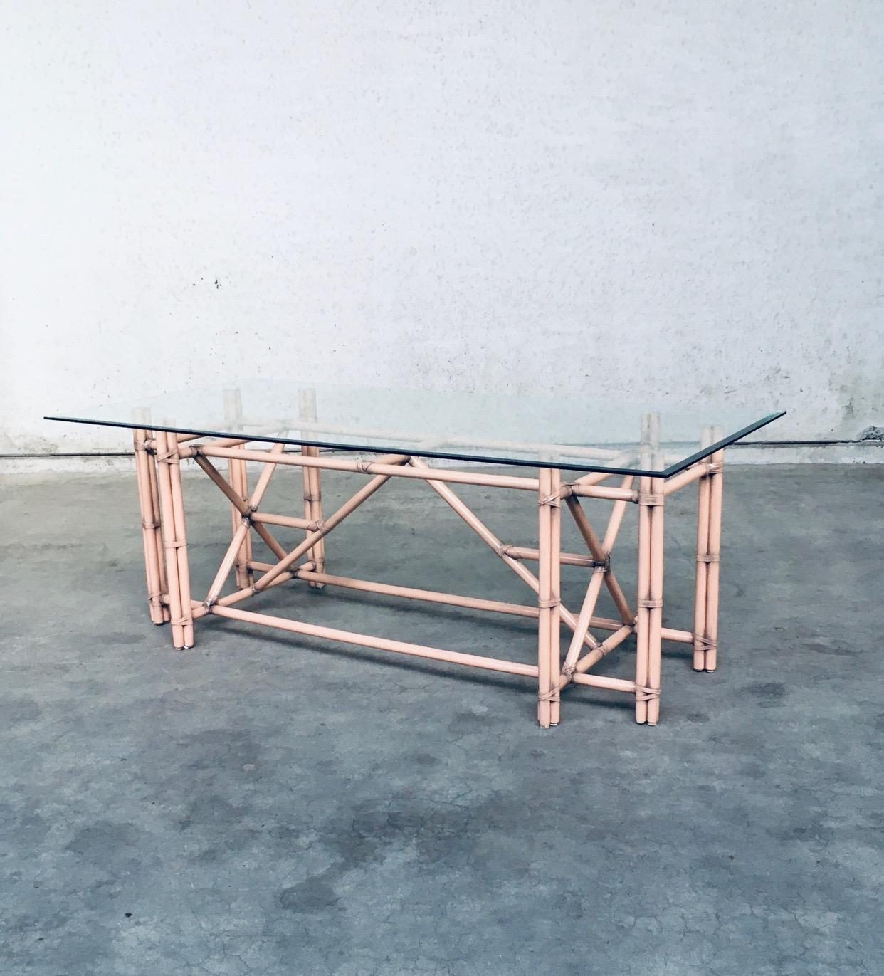 Mesa de comedor orgánica monumental con tapa de cristal de bambú sintético al estilo de McGuire en venta 2