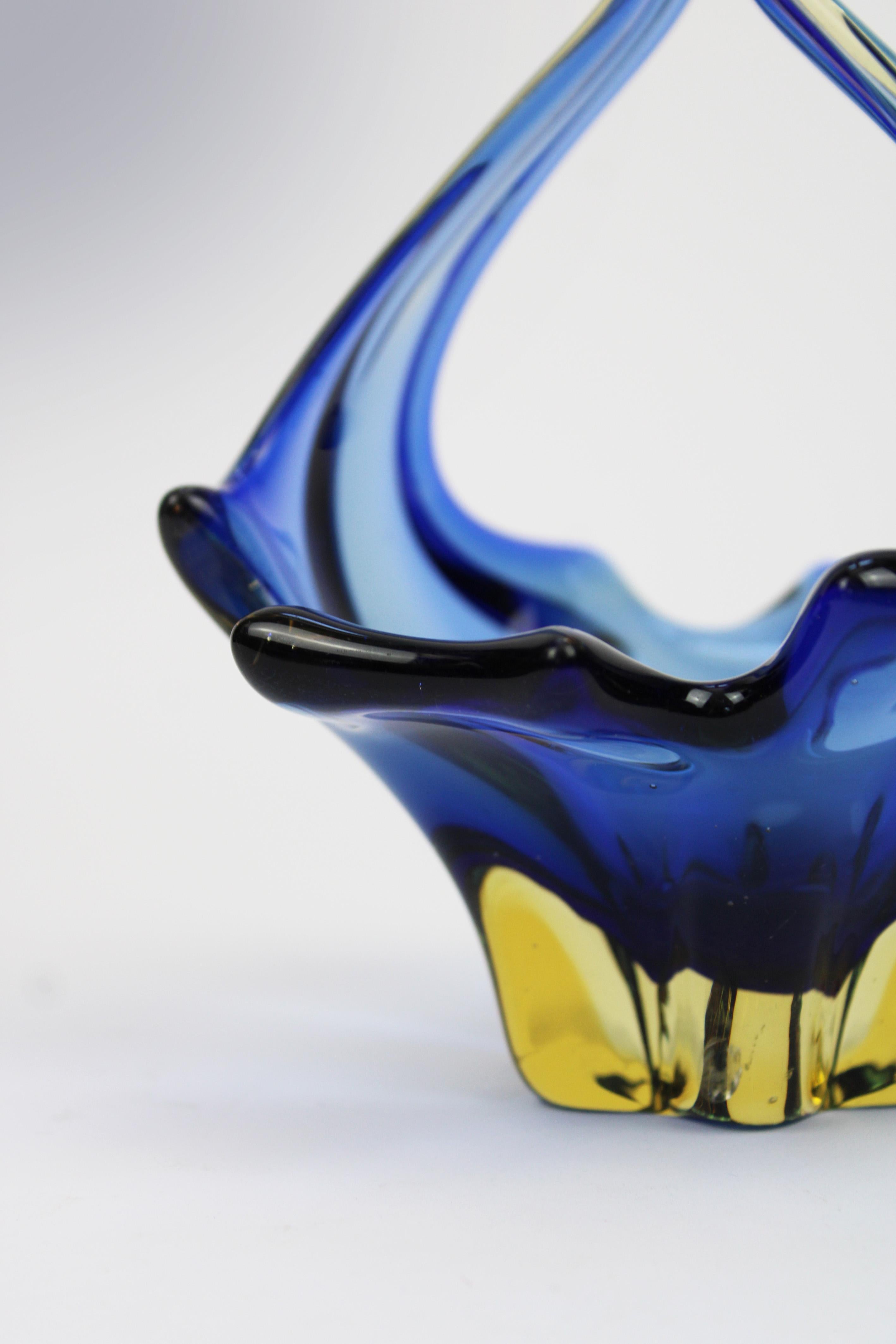 Organische Murano Schale floral Blau gelb 20. Jahrhundert Italien (Moderne der Mitte des Jahrhunderts) im Angebot