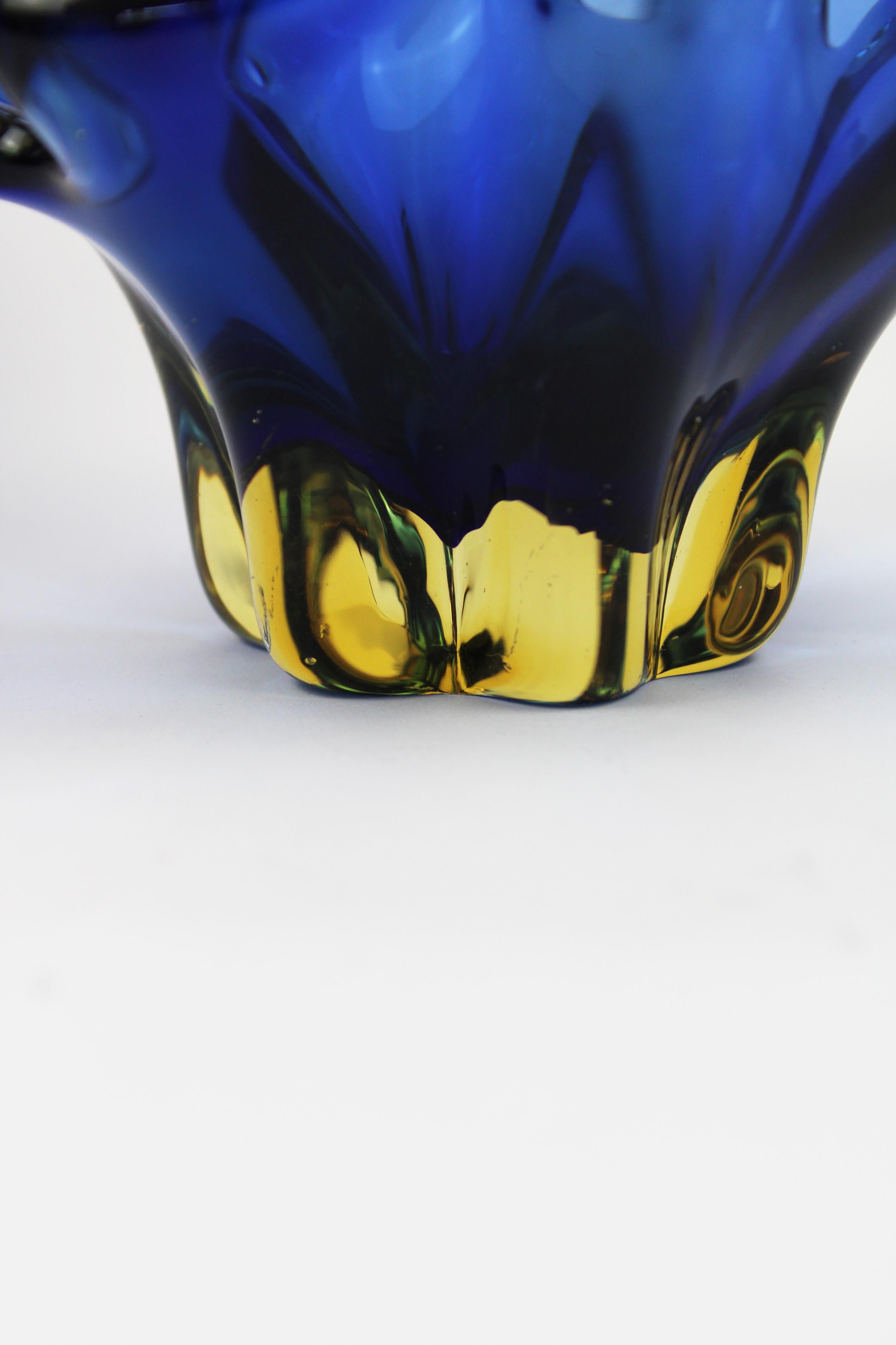 Organische Murano Schale floral Blau gelb 20. Jahrhundert Italien (Kristall) im Angebot