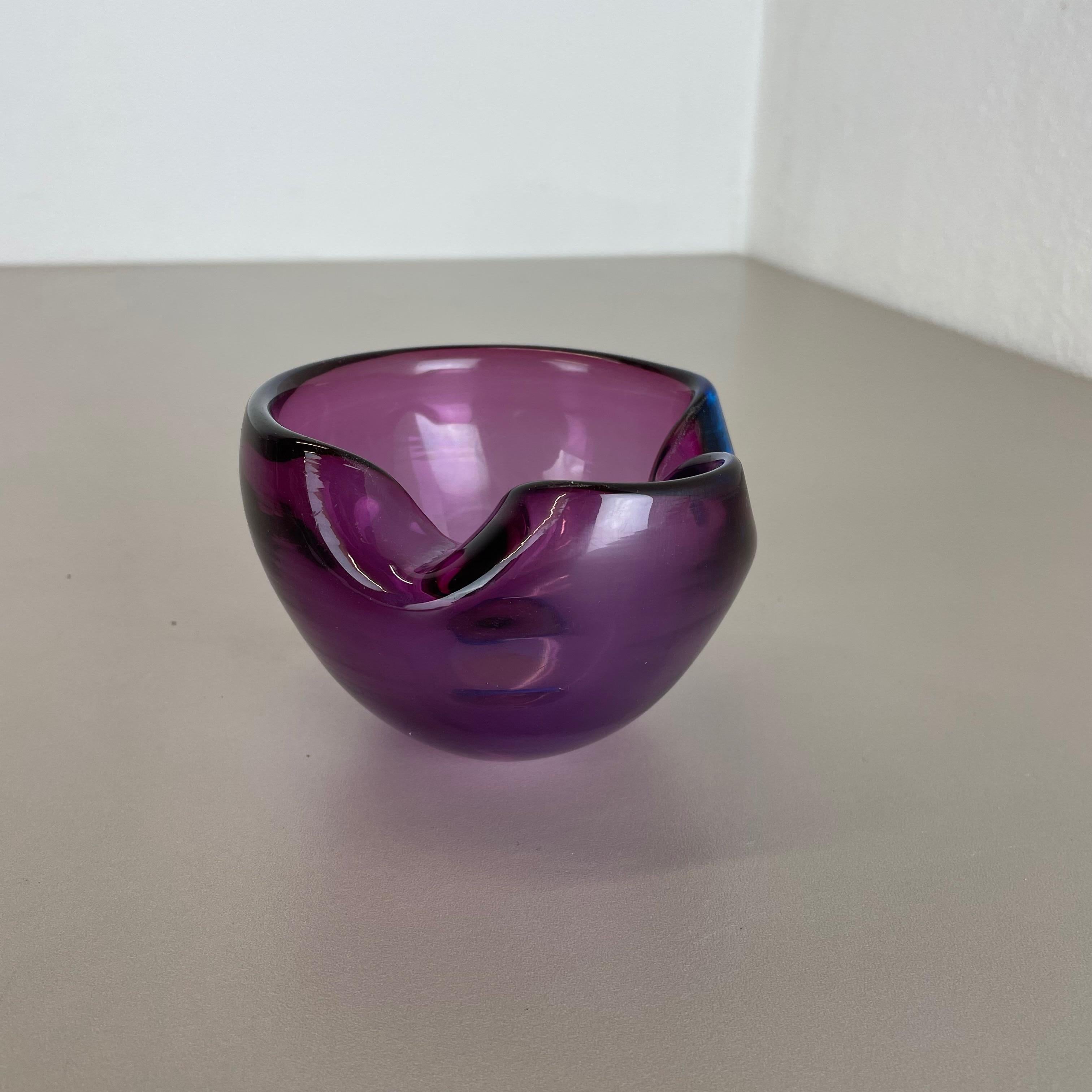 Article :

Coupe en verre de Murano, élément de cendrier


Origine :

Murano, Italie


Décennie :

1970s



Cet élément original de bol en verre vintage, cendrier, a été produit dans les années 1970 à Murano, en Italie. Il est fabriqué selon la